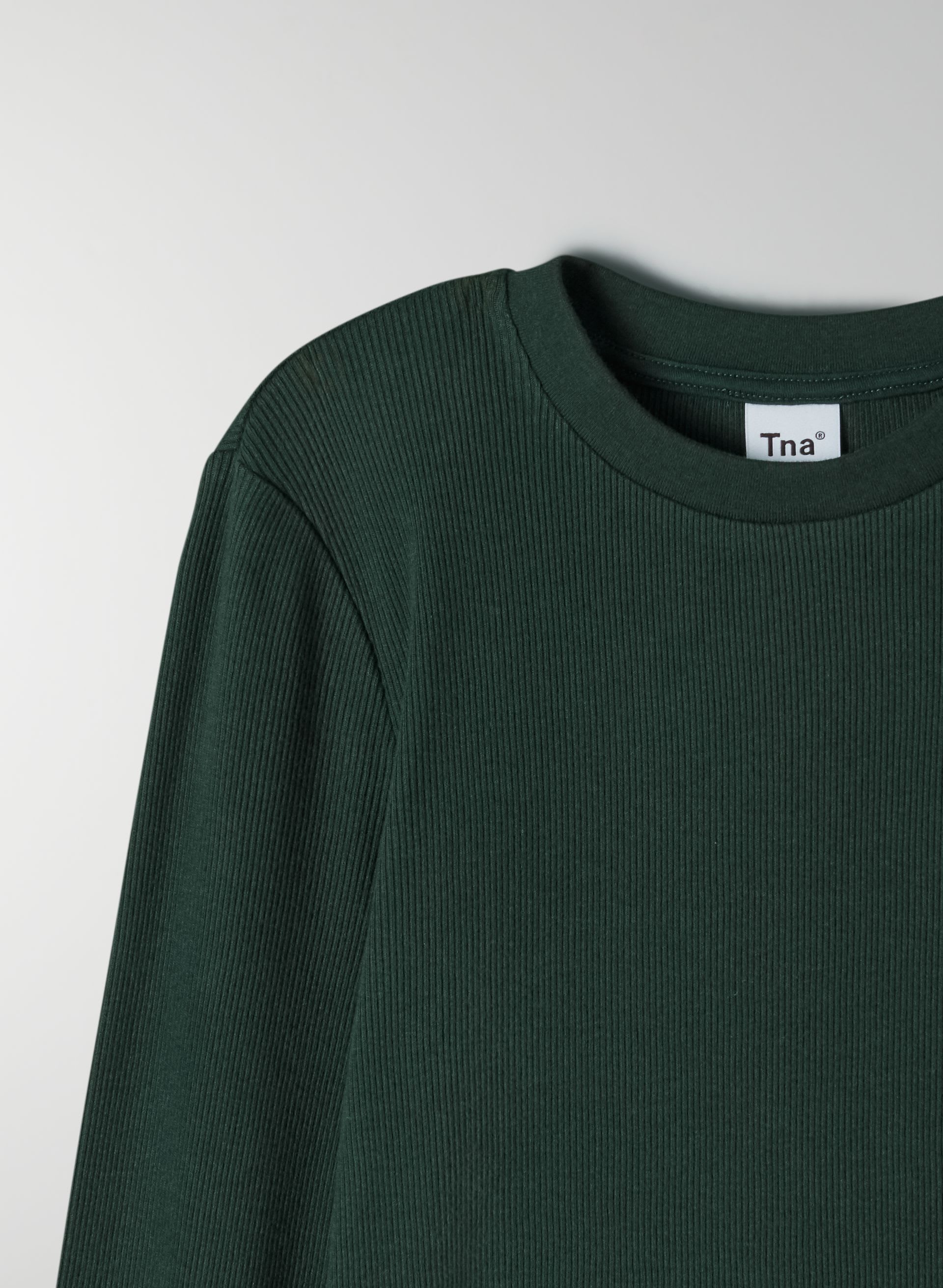 T-SHIRT CÔTELÉ ÉCOURTÉ À MANCHES LONGUES | Aritzia