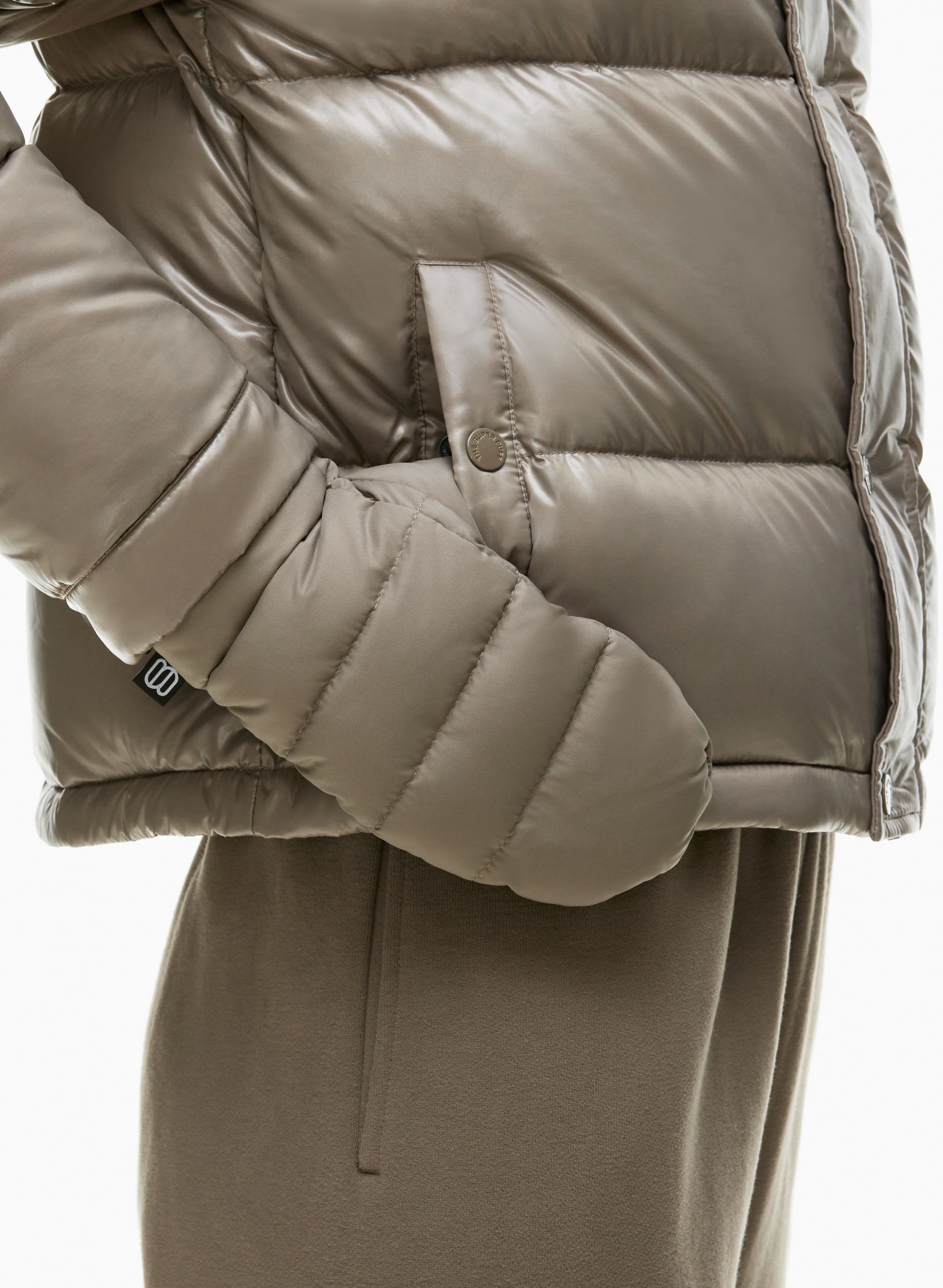 THE SUPER PUFF™ MITTEN | Aritzia