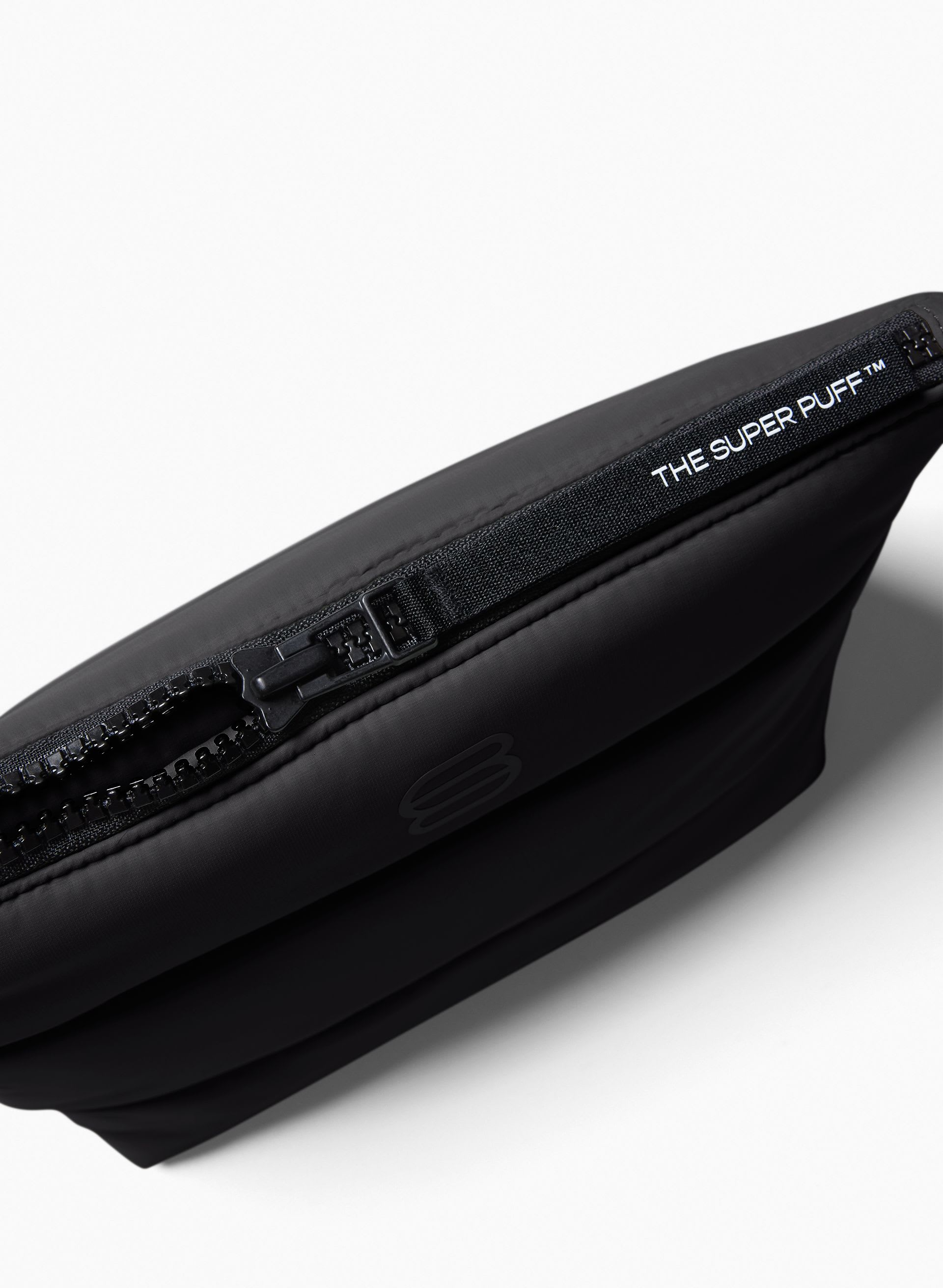 THE SUPER PUFF™ POUCH | Aritzia