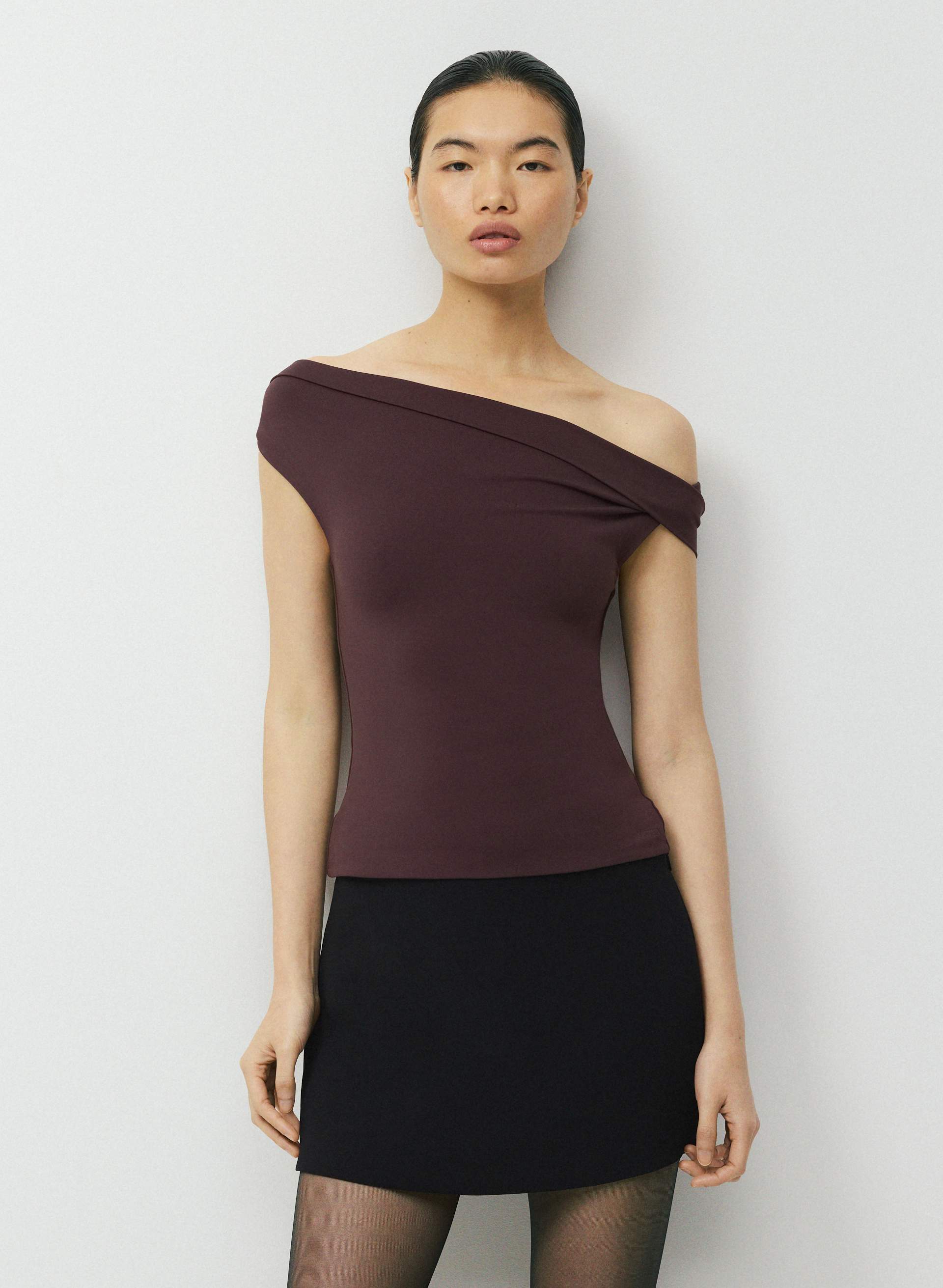 ORIGINAL CONTOUR RAVISH TOP - Second-skin off-shoulder top with twist detail. 