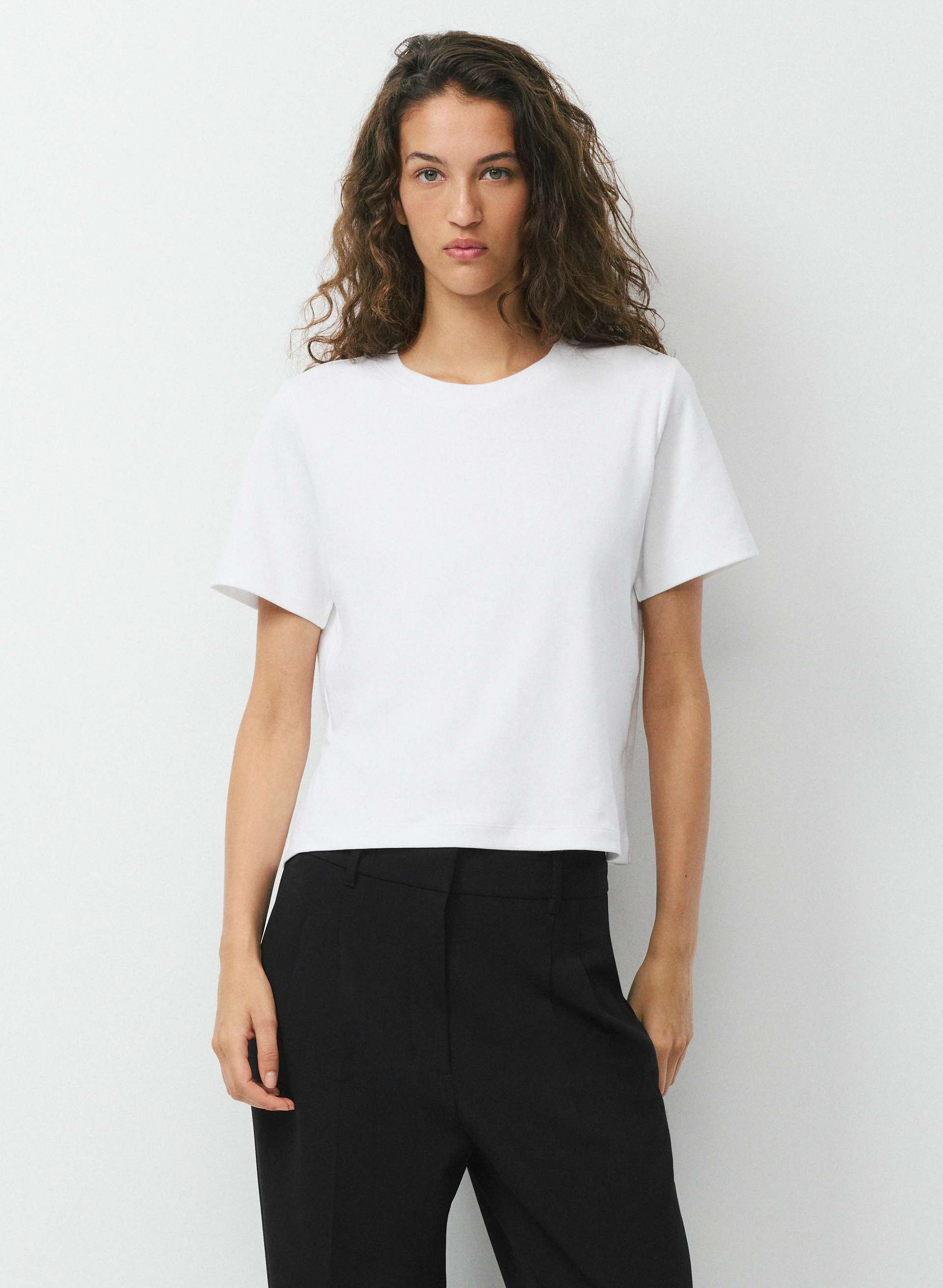 ARGUE SOFY LONG-T-SHIRTS/ホワイト、ブラック　2枚セット InterLock Cotton Function T-Shirt | Aritzia US