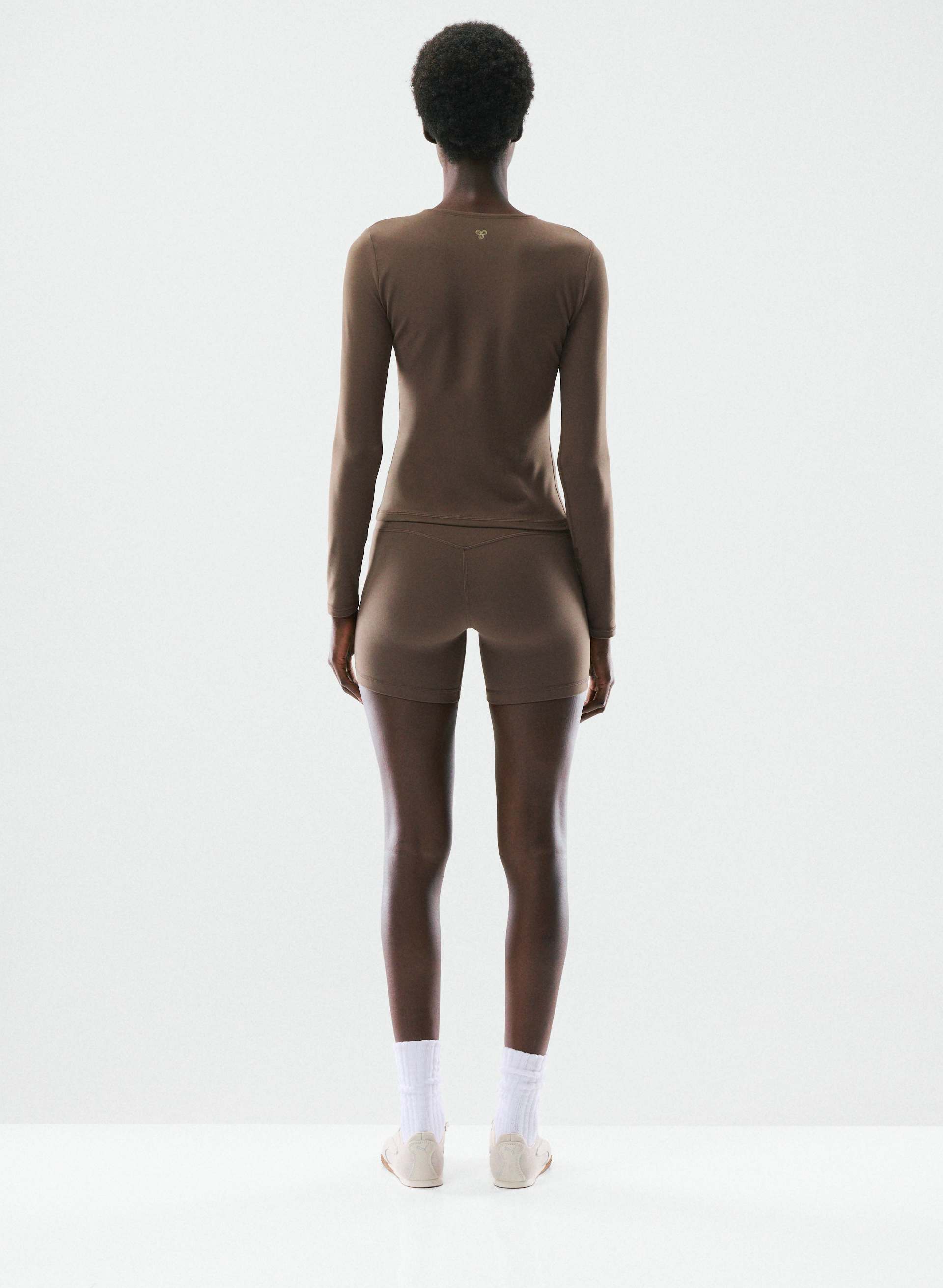 HAUT ESSENTIAL À MANCHES LONGUES - BUTTER | Aritzia