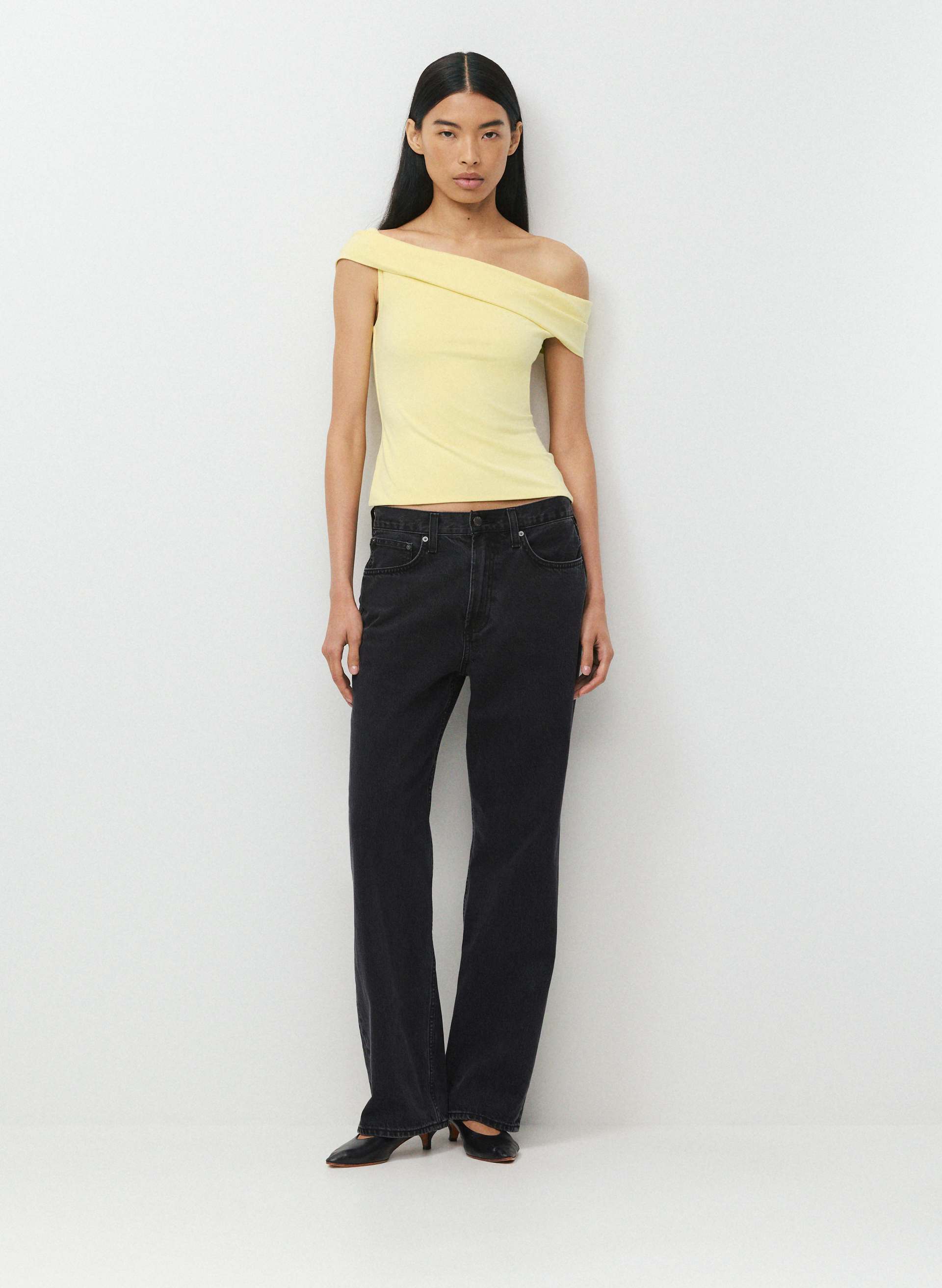 CASUAL CONTOUR RAVISH TOP - Cotton-soft off-shoulder top with twist detail. 