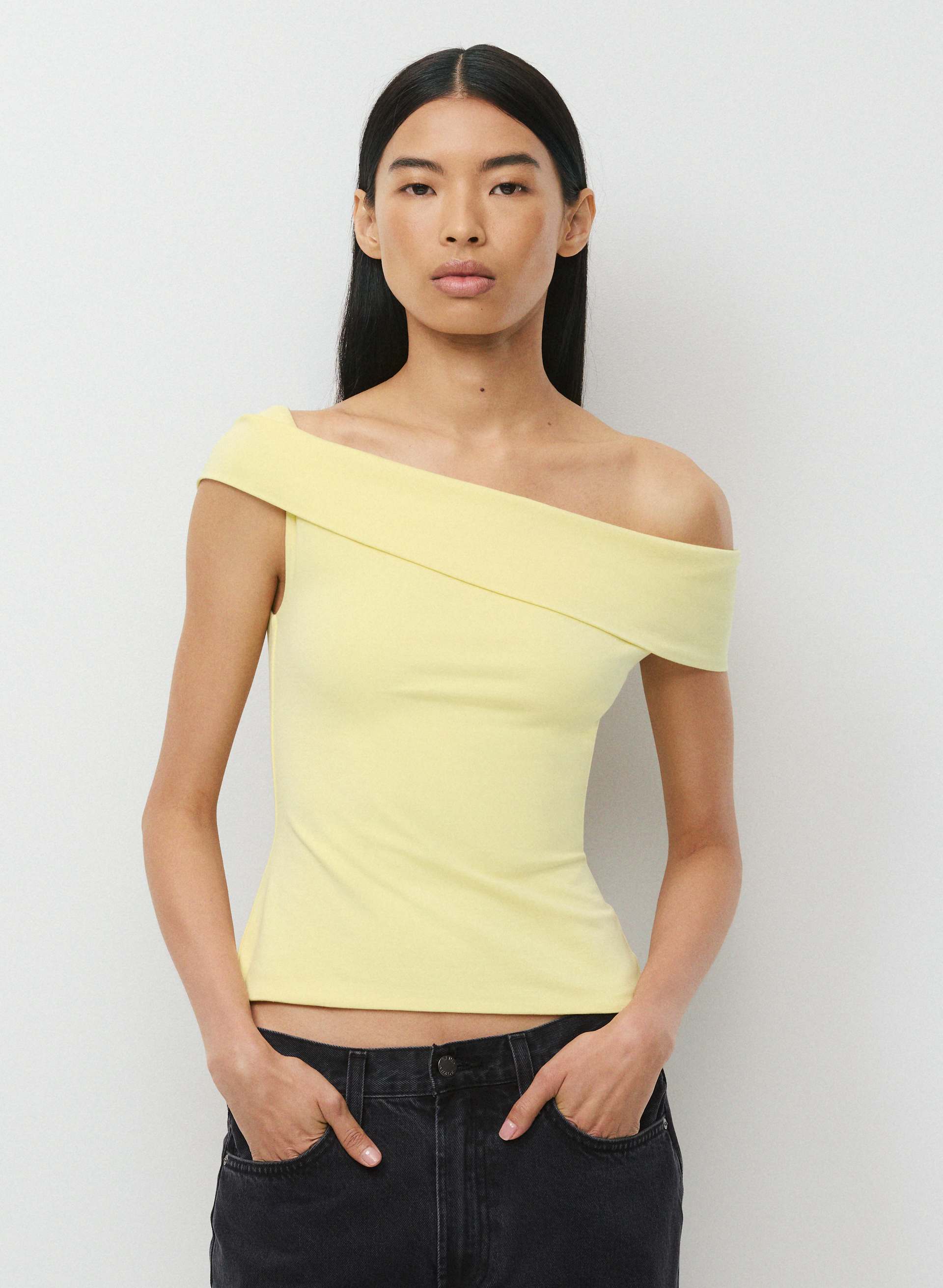 CASUAL CONTOUR RAVISH TOP - Cotton-soft off-shoulder top with twist detail. 
