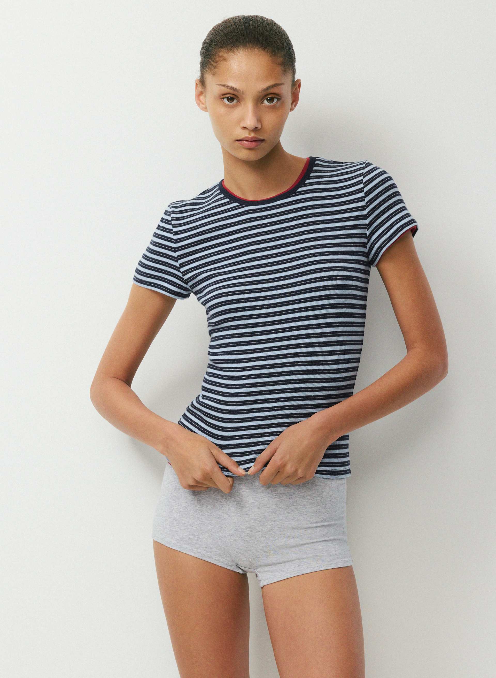 T-SHIRT TUNE - HOMESTRETCH™ CÔTELÉ - T-shirt ras du cou en coton côtelé extensible. 