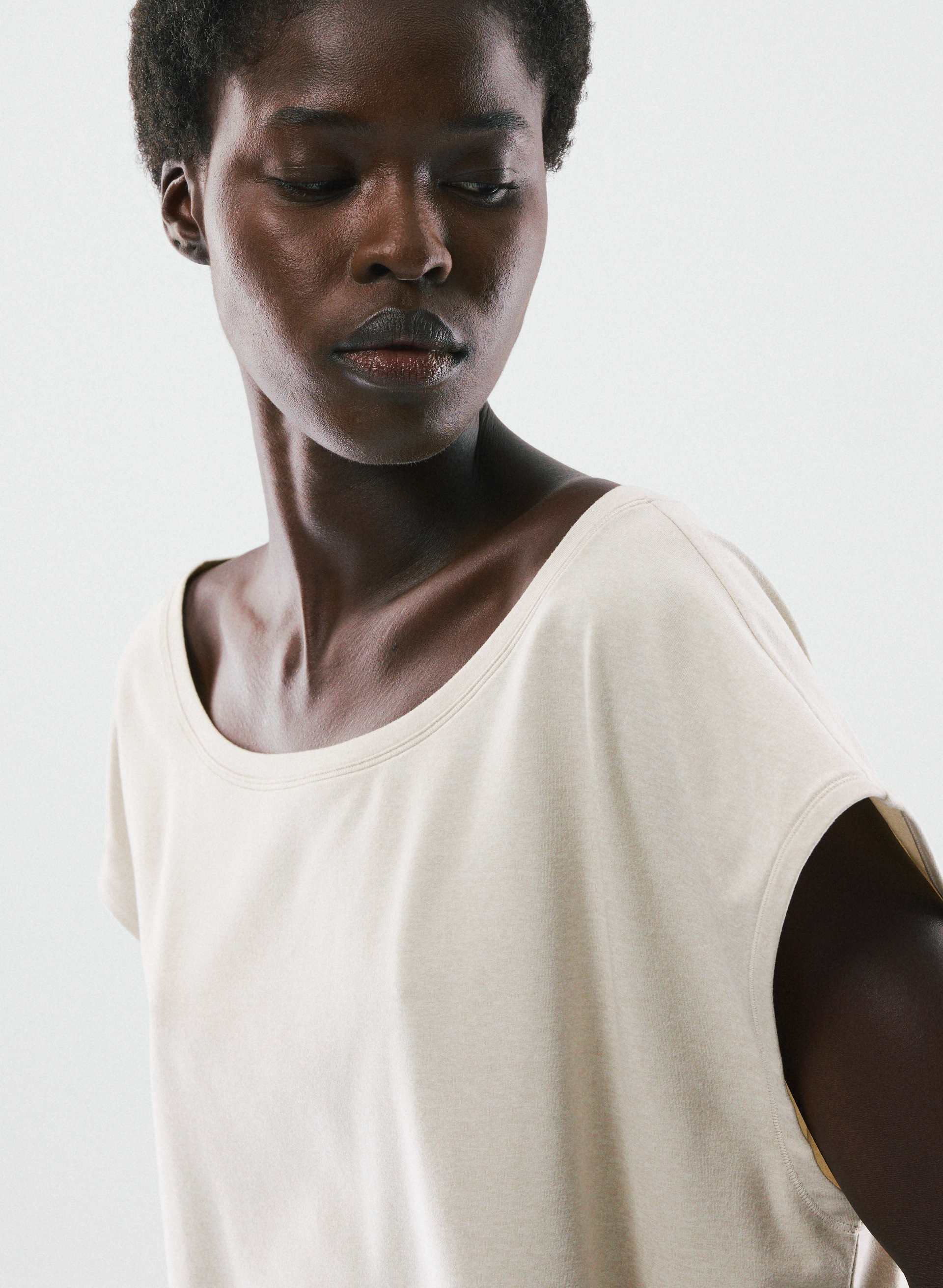 SOFTBOUND™ POSITION T-SHIRT | Aritzia