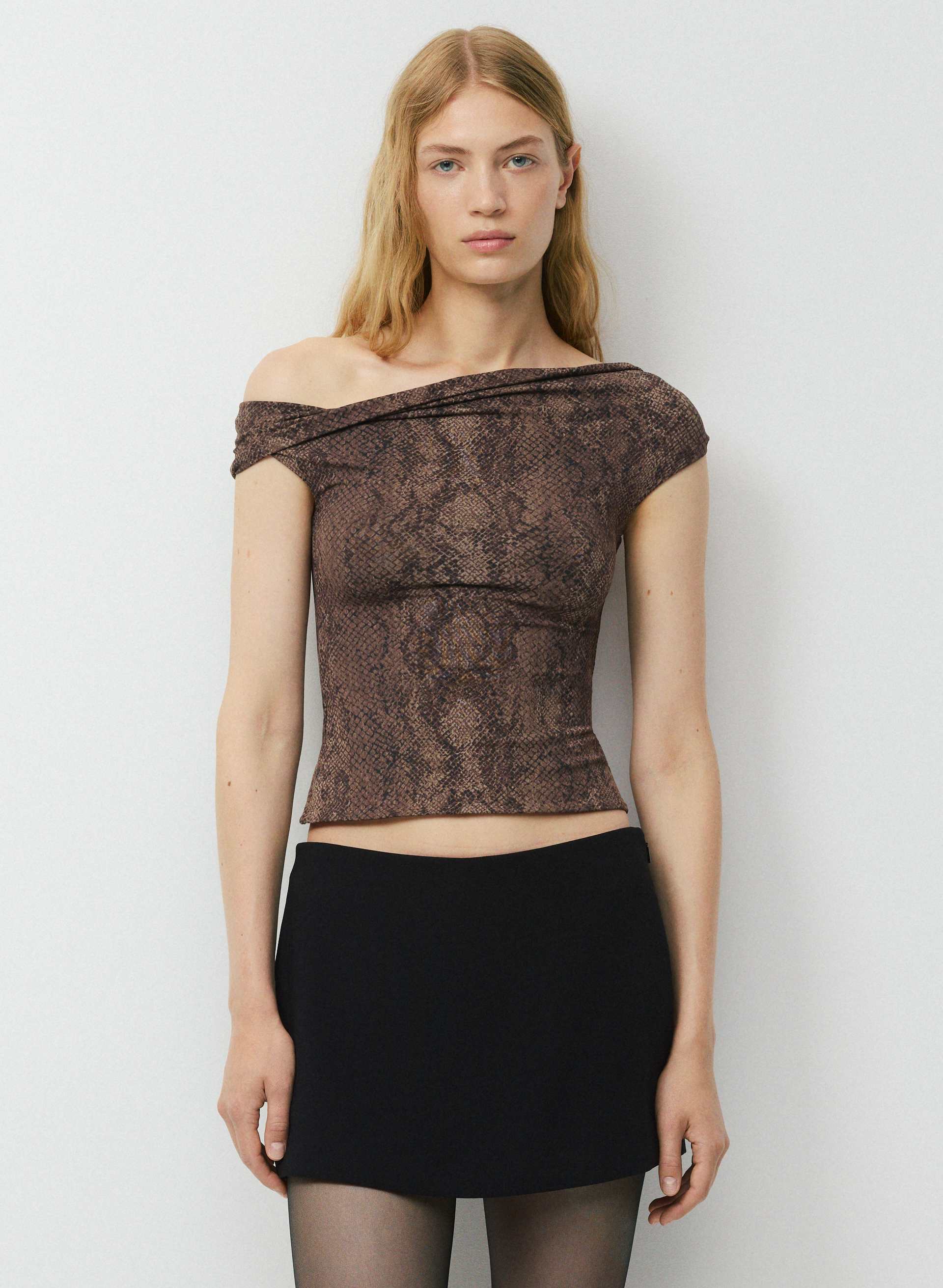 ORIGINAL CONTOUR RAVISH TOP - Second-skin off-shoulder top with twist detail. 