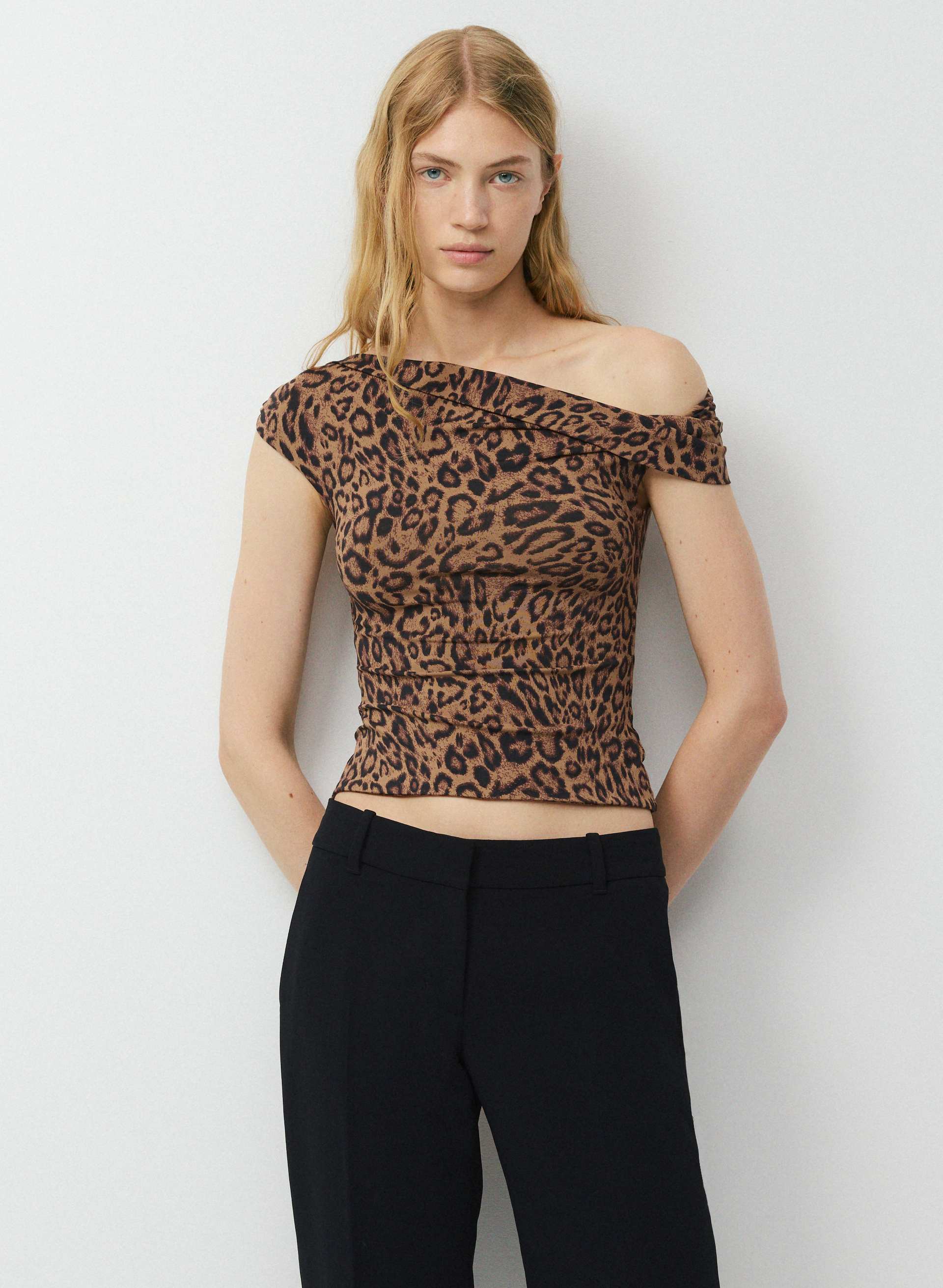 HAUT RAVISH - CONTOUR ORIGINAL - Haut à grand décolleté bateau et à effet de seconde peau avec détails torsadés. 