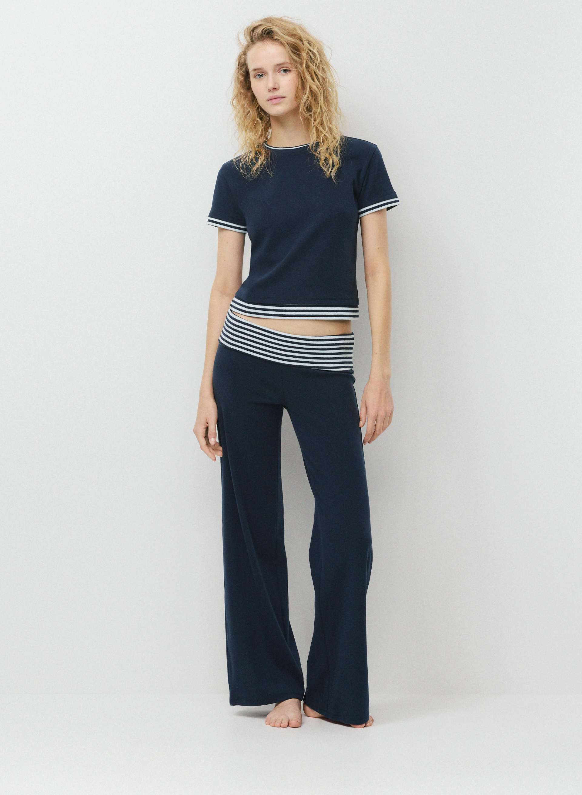 T-SHIRT HAPPINESS - BESTHUG™ | Aritzia