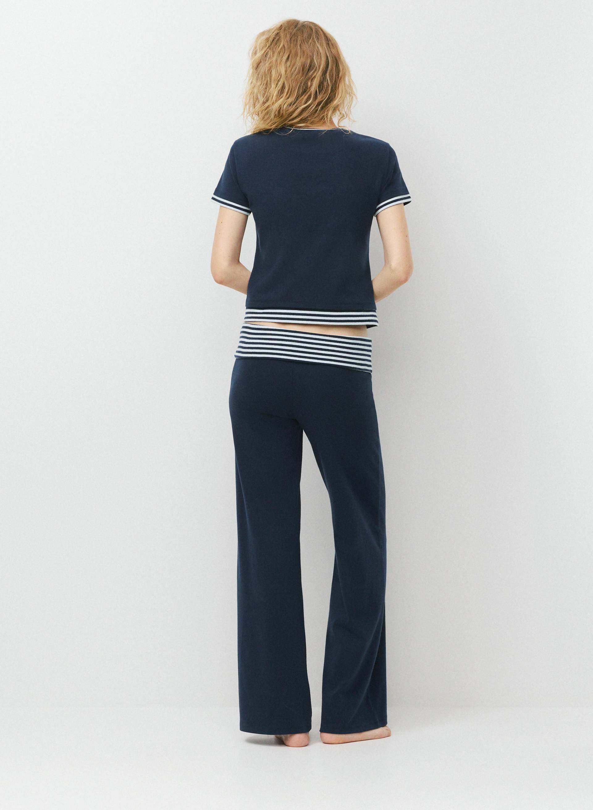 T-SHIRT HAPPINESS - BESTHUG™ | Aritzia