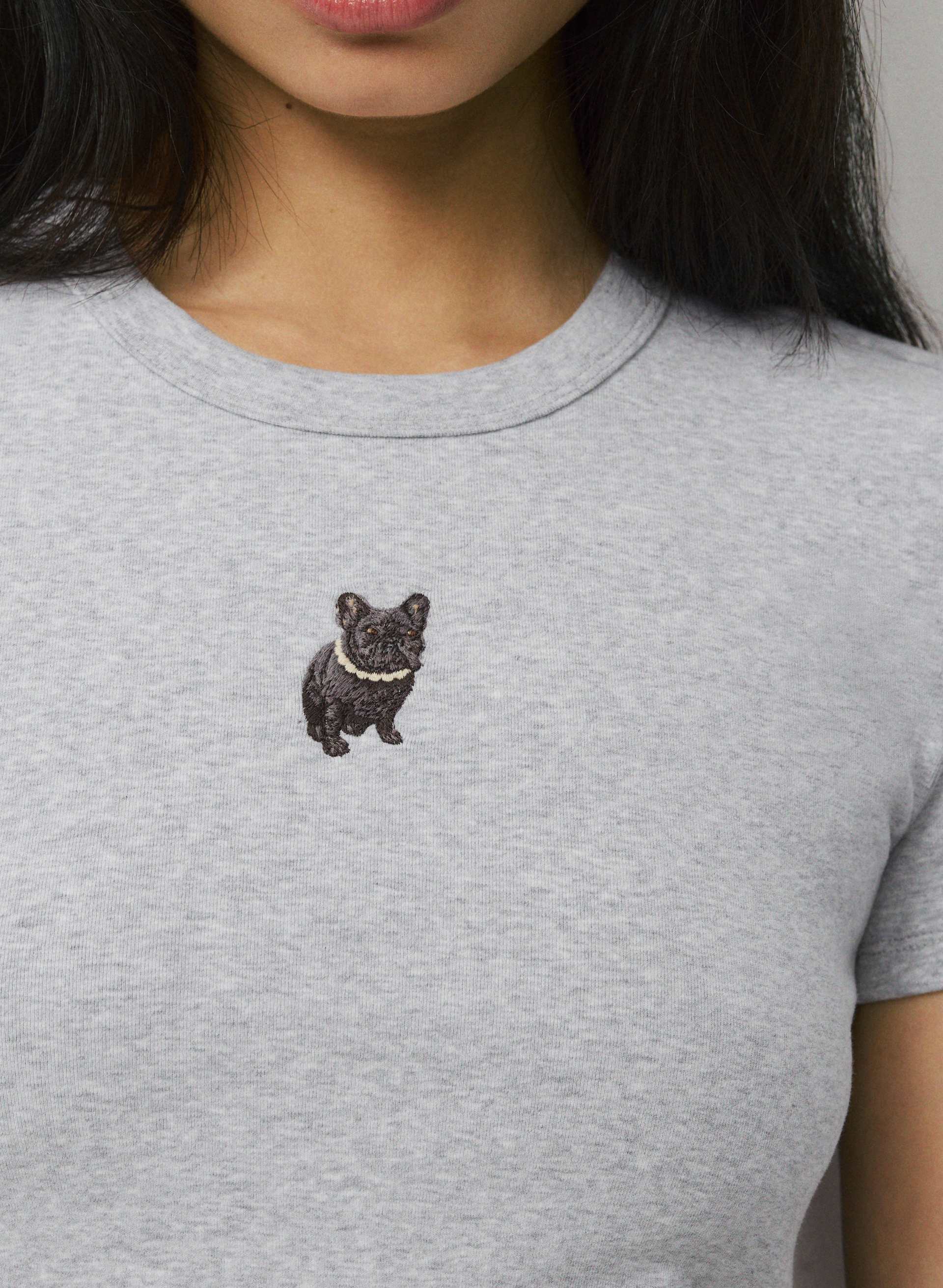 T-SHIRT LITTLE CÔTELÉ AVEC ICÔNE | Aritzia