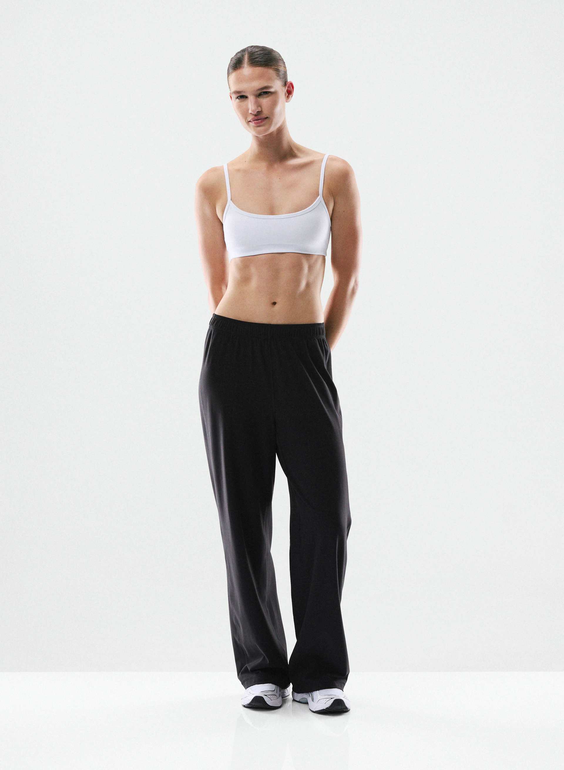 NEW BUTTER ESSENTIAL SPORTS BRA - Sweat-wicking scoopneck sports bra with light support. 