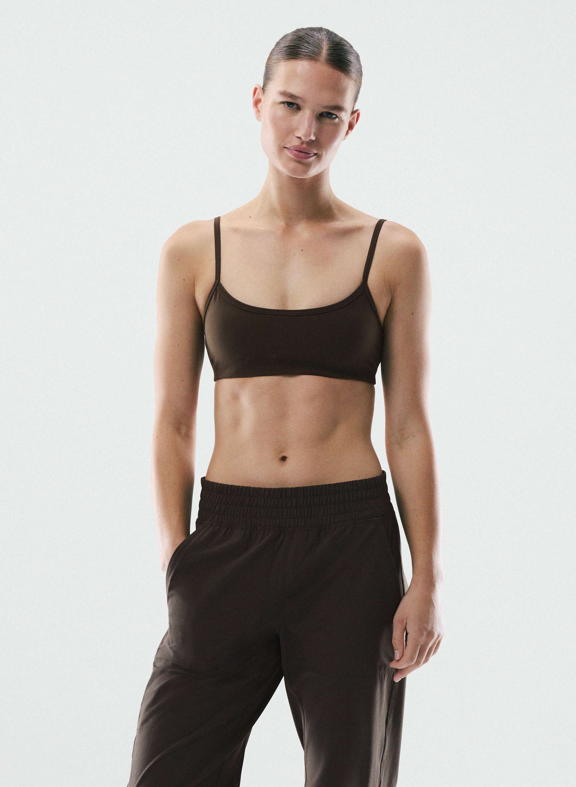 SOUTIEN-GORGE SPORT ESSENTIAL - BUTTER - Sweat-wicking scoopneck sports bra with light support. 