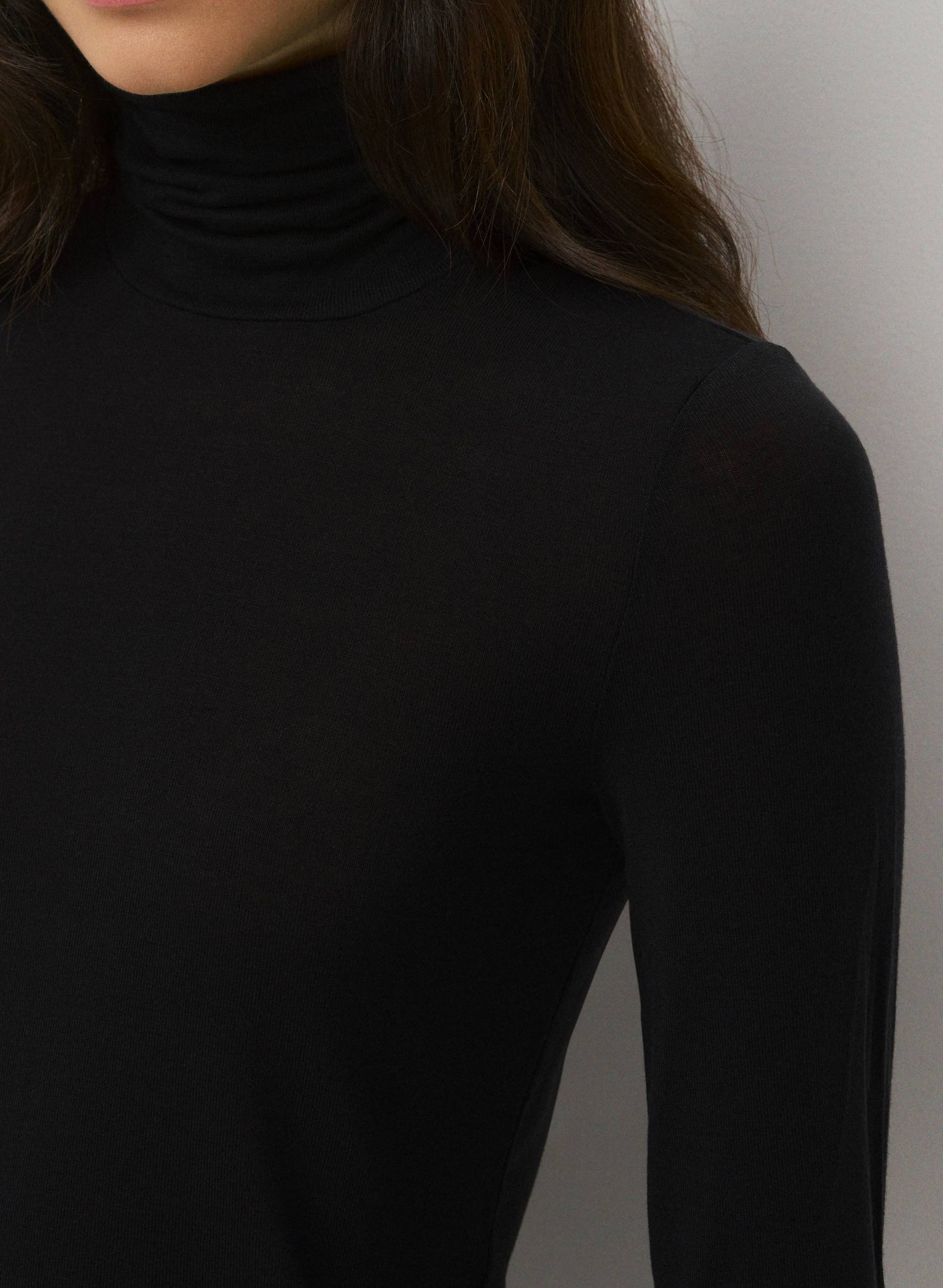 MAIN TURTLENECK | Aritzia