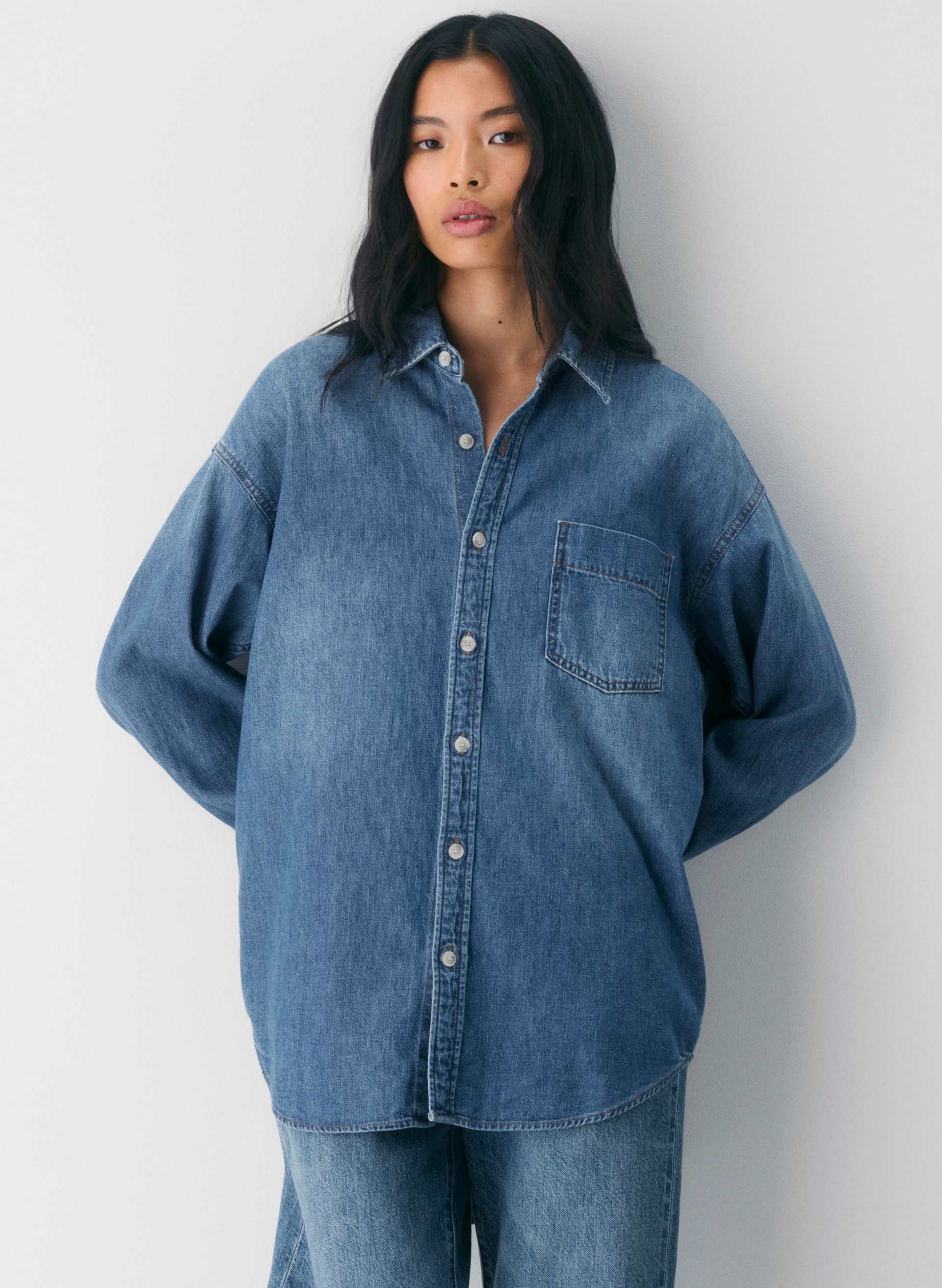 THE '80S COMFY DENIM SHIRT | Aritzia