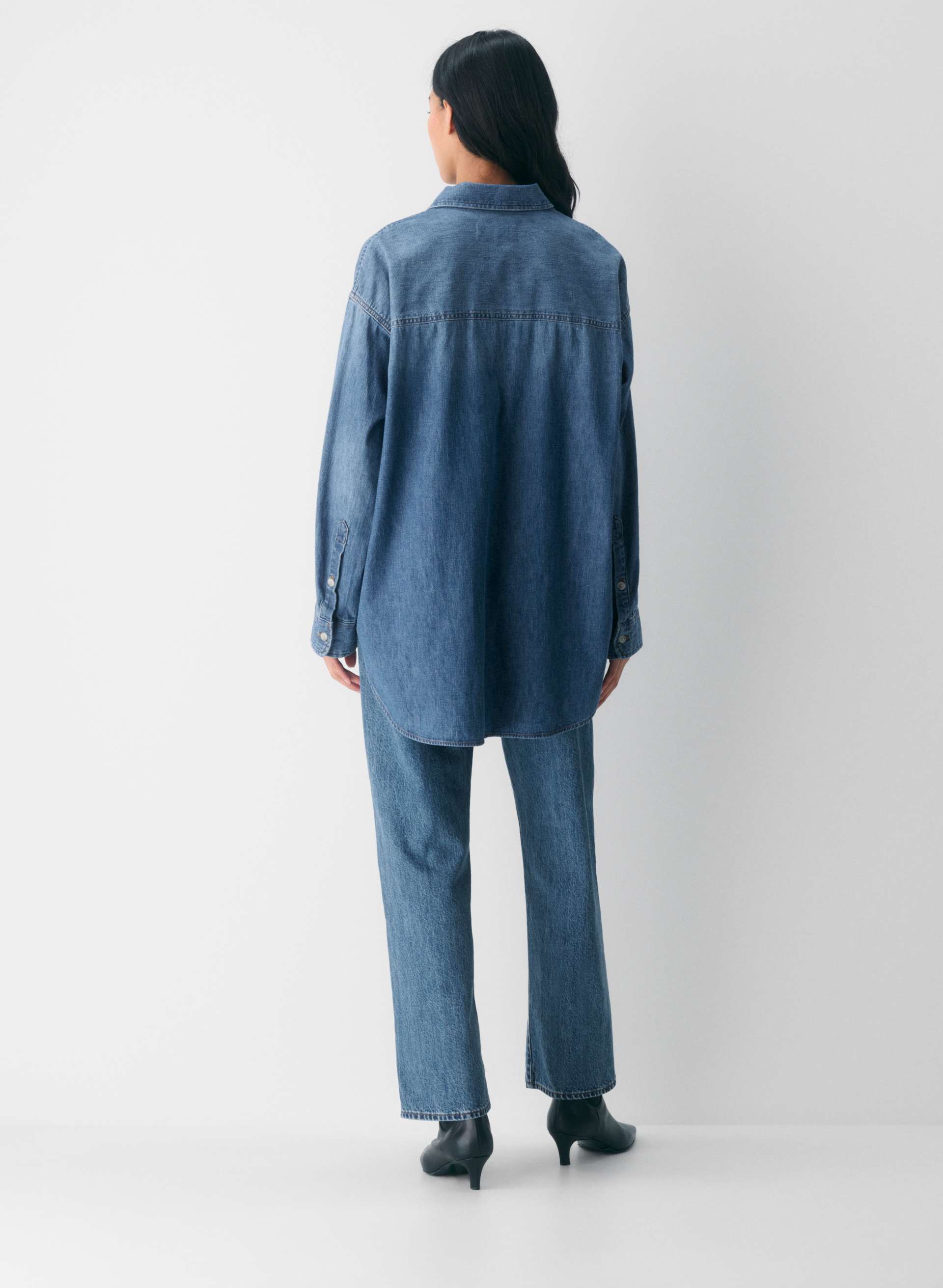 THE '80S COMFY DENIM SHIRT | Aritzia