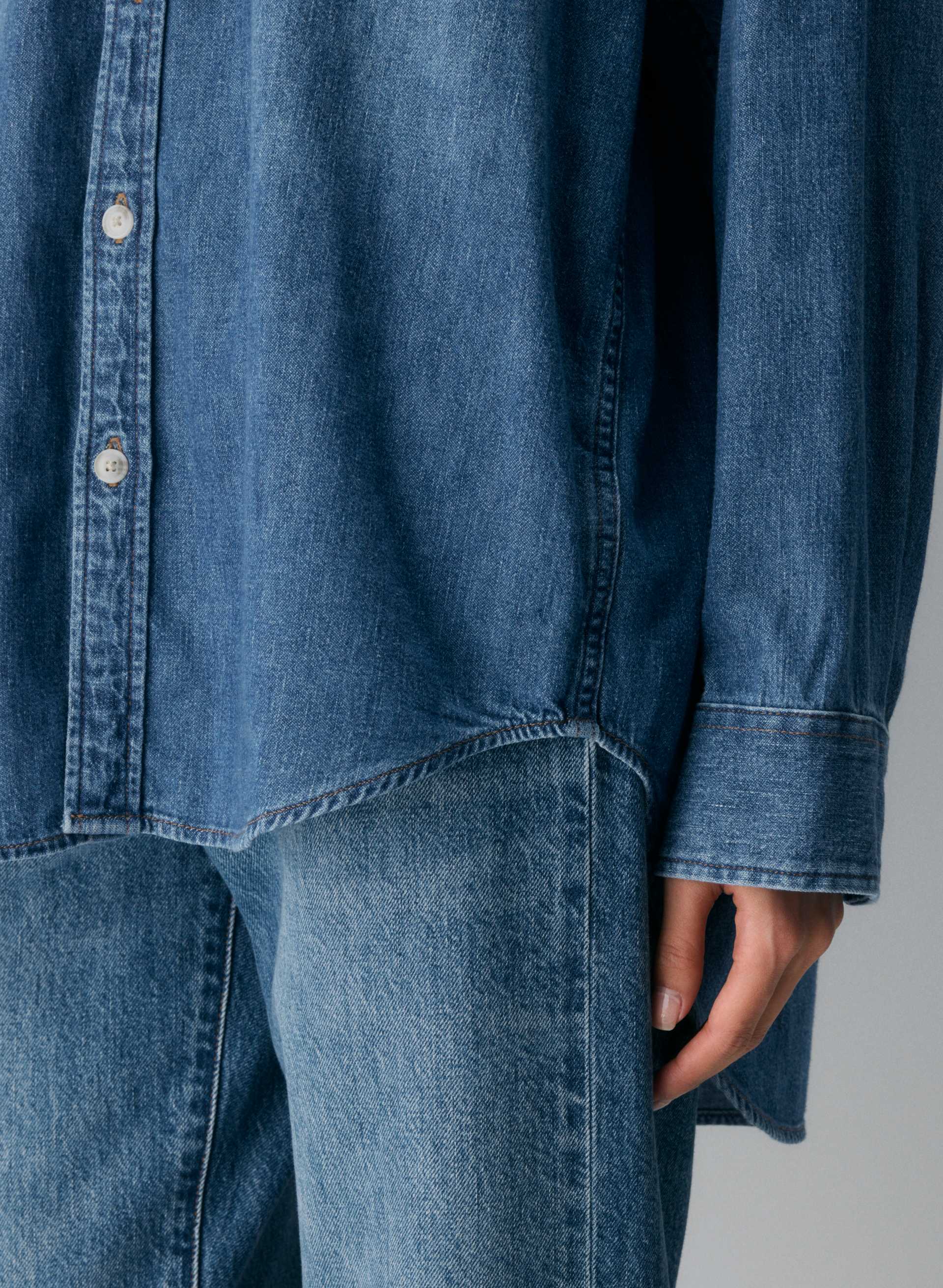 THE '80S COMFY DENIM SHIRT | Aritzia