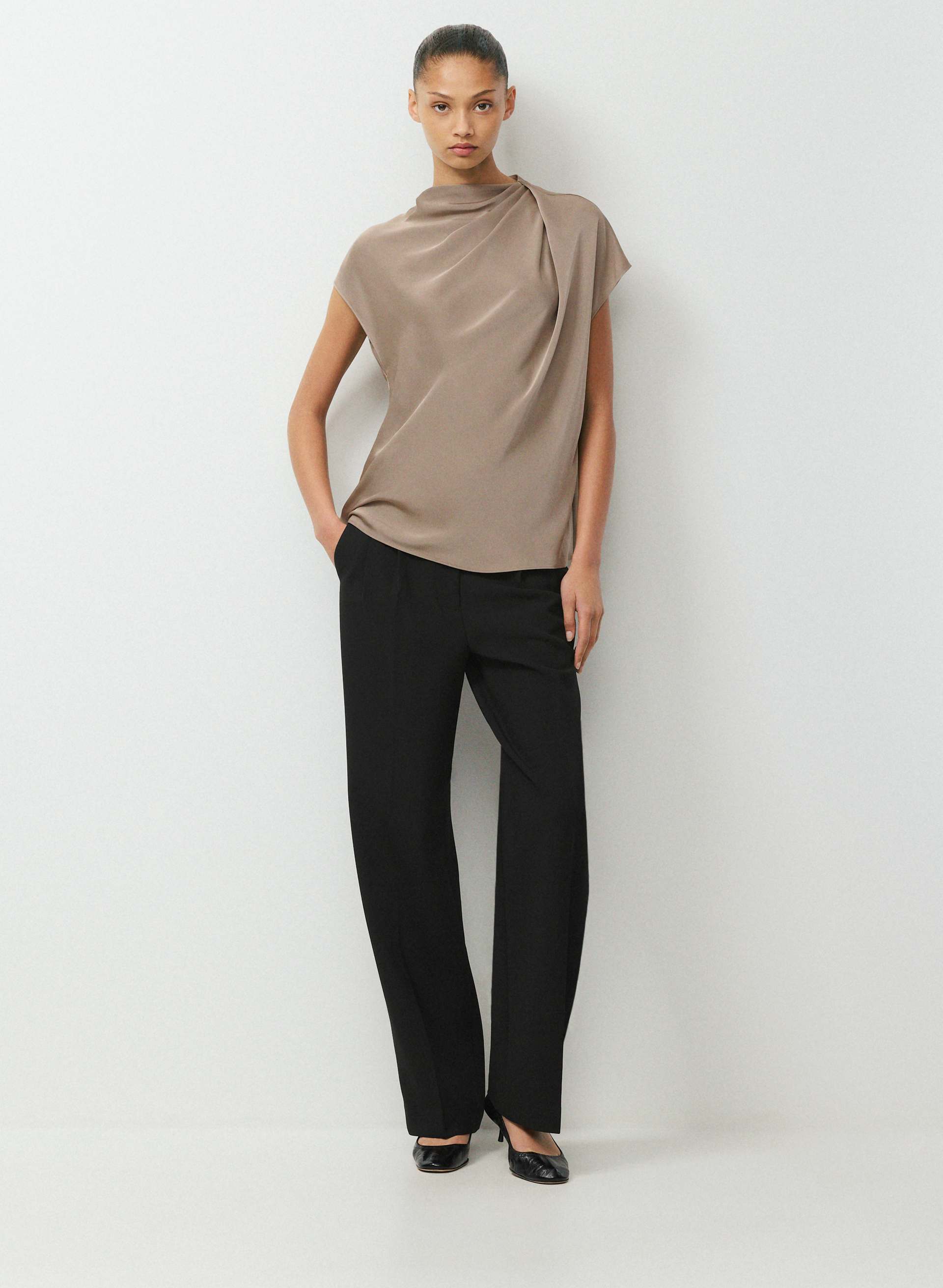BLOUSE NOMINEE EN SATIN - Blouse torsadée à col cheminée en satin double face. 