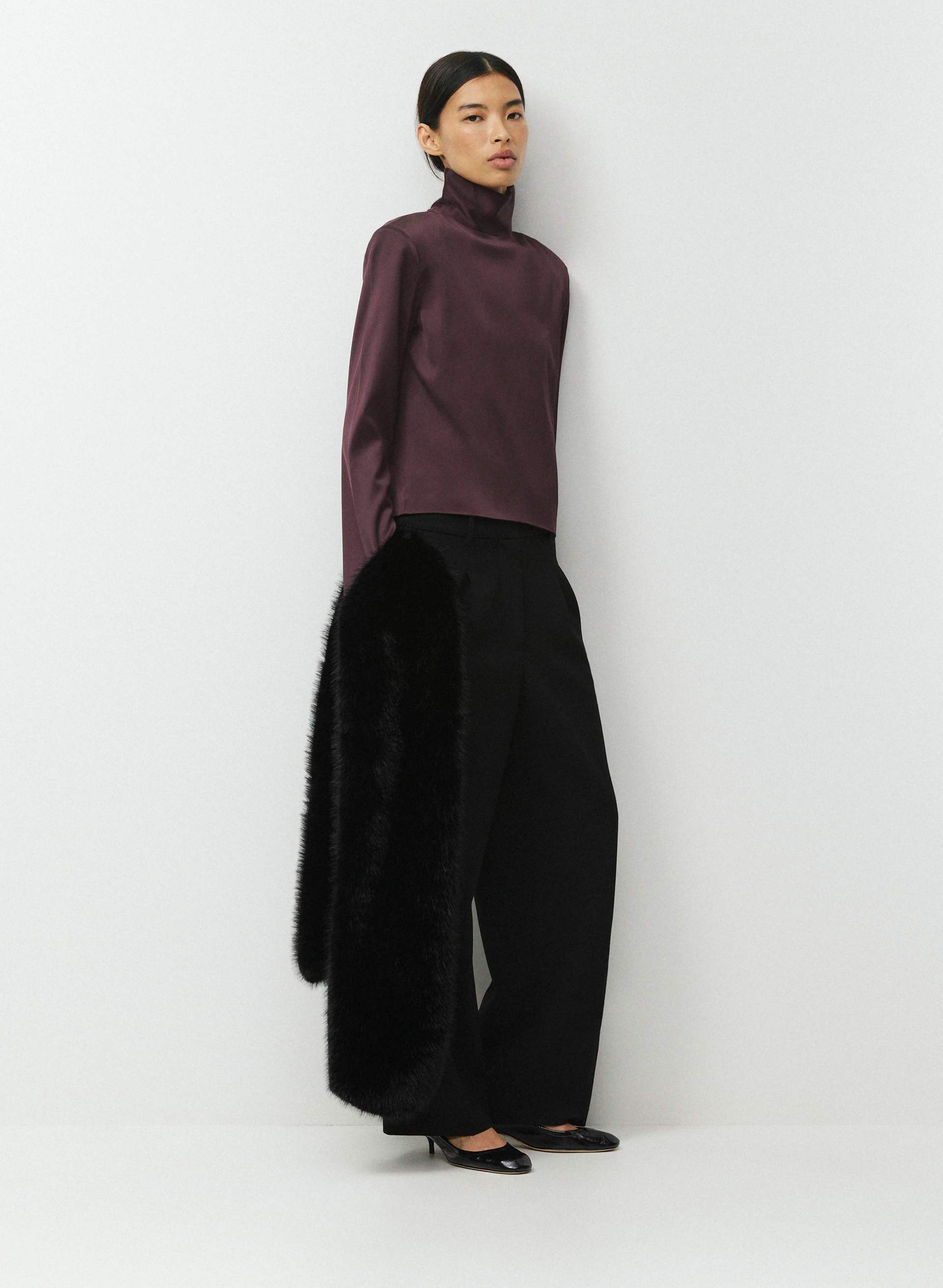 BLOUSE VASSAR EN SATIN - Stretch satin mockneck longsleeve tie-back blouse. 
