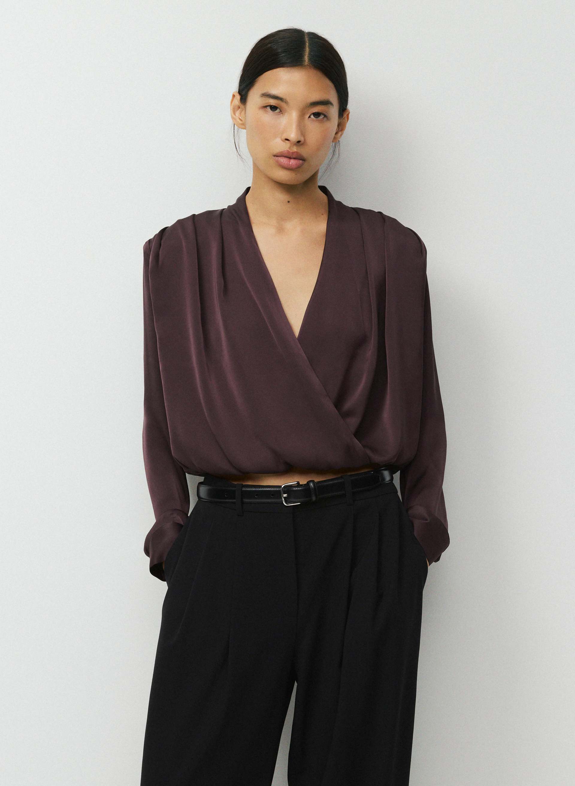 BLOUSE FEATURE EN SATIN | Aritzia