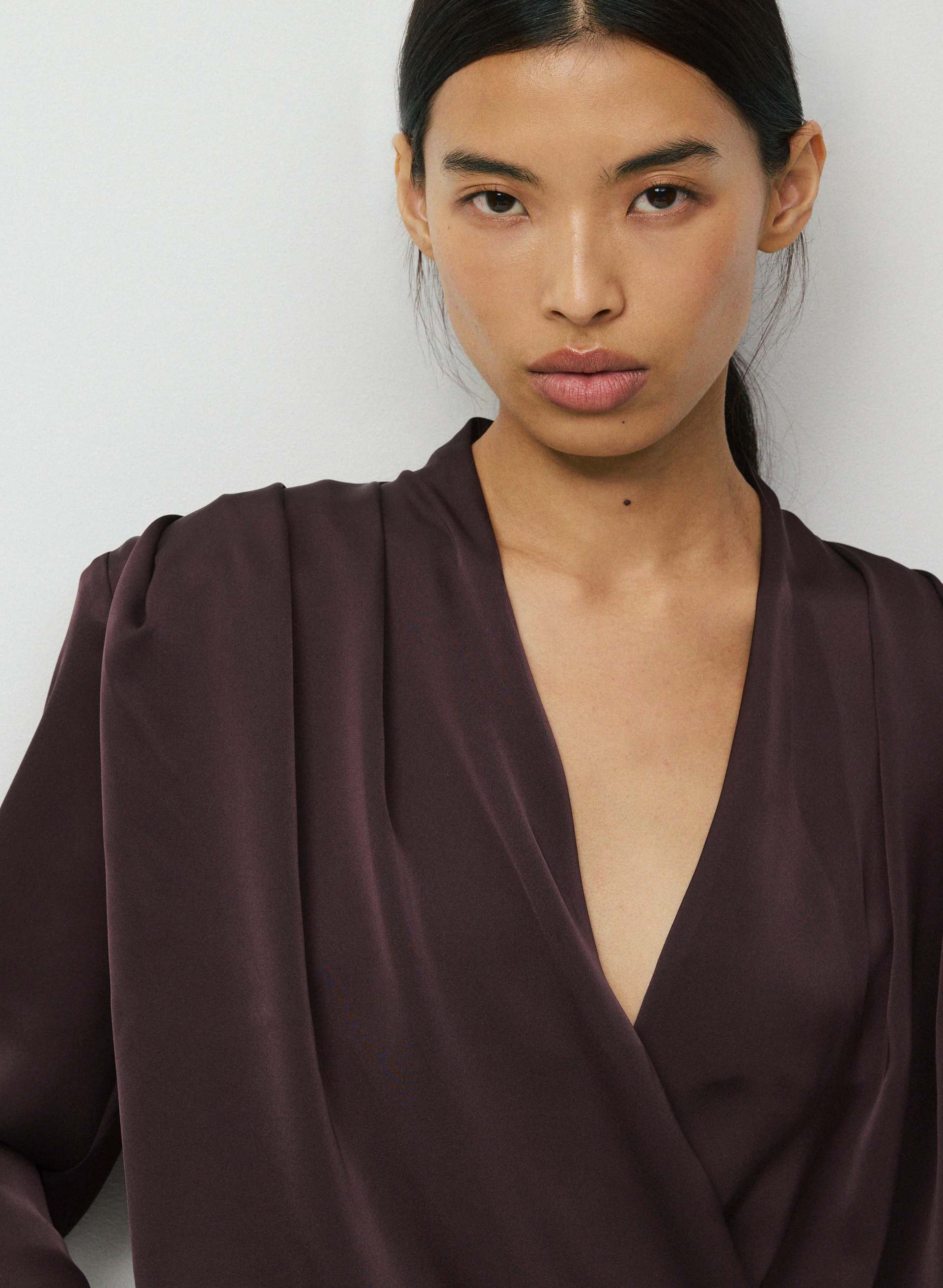 BLOUSE FEATURE EN SATIN | Aritzia