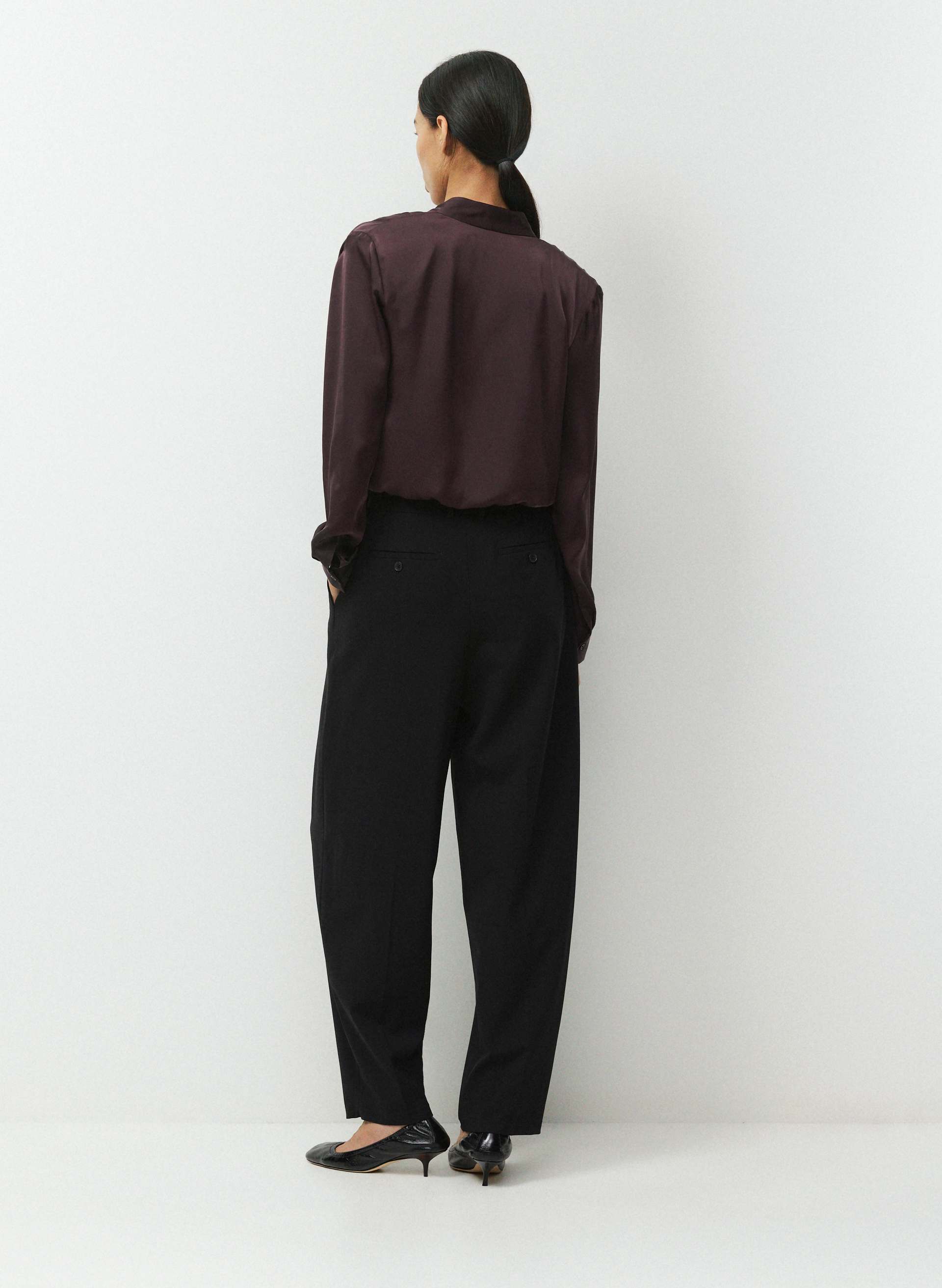 BLOUSE FEATURE EN SATIN | Aritzia