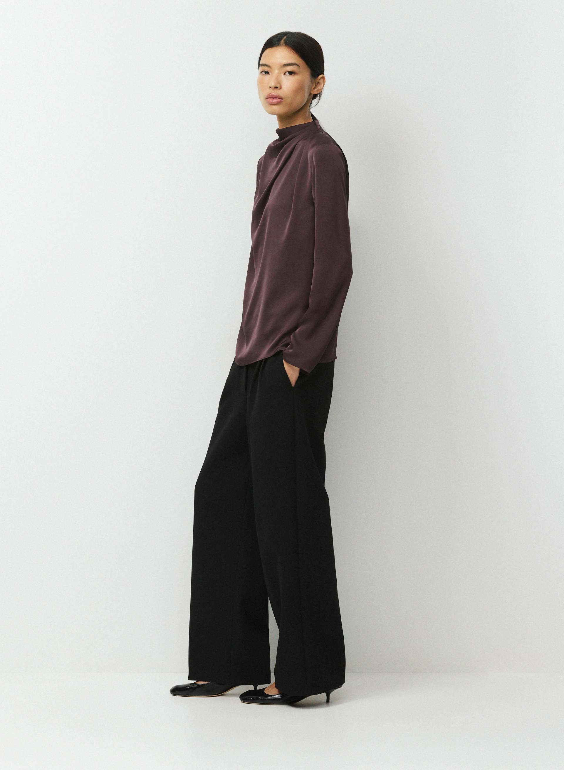 BLOUSE NOMINÉE À MANCHES LONGUES EN SATIN | Aritzia