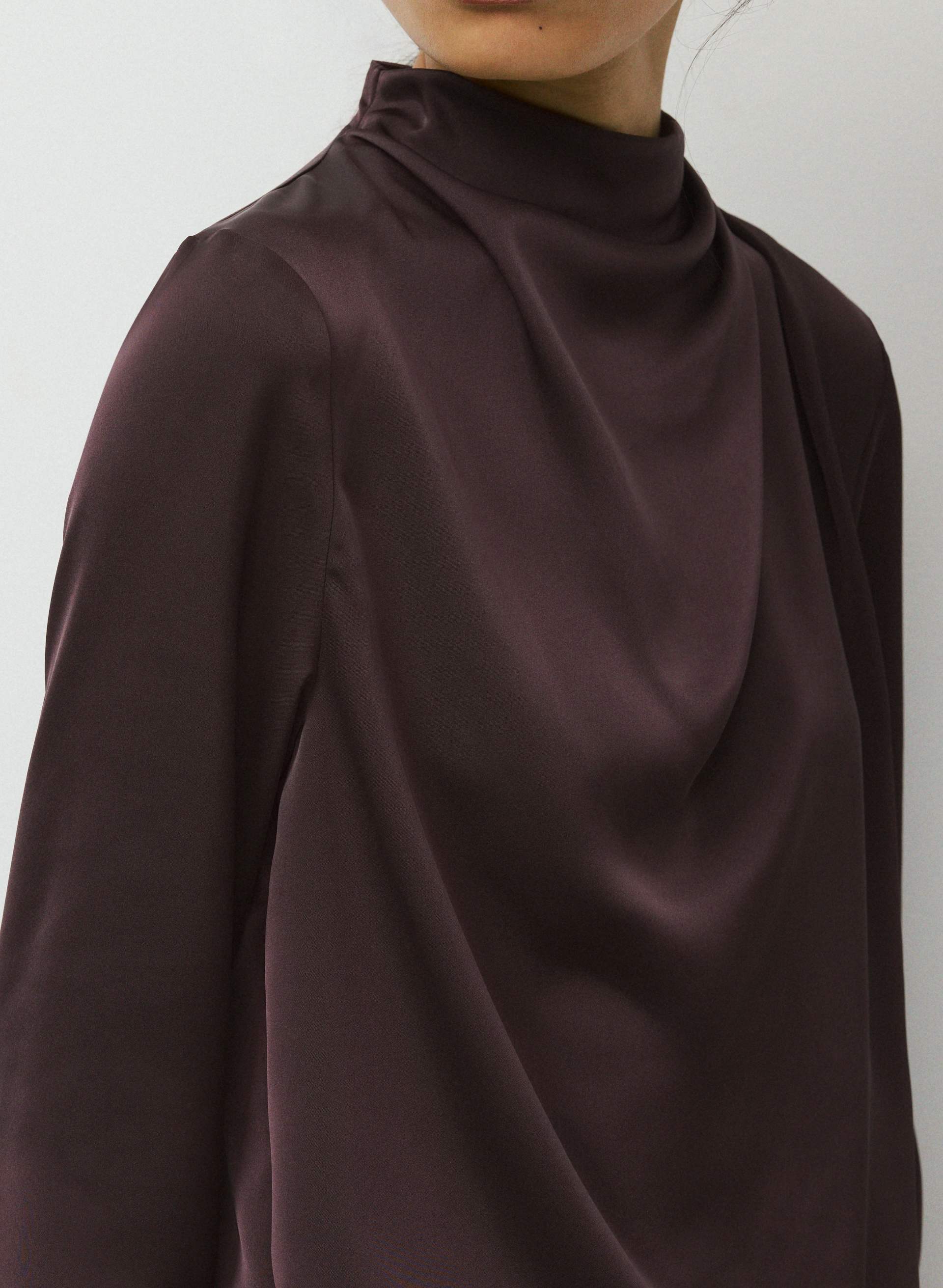BLOUSE NOMINÉE À MANCHES LONGUES EN SATIN | Aritzia