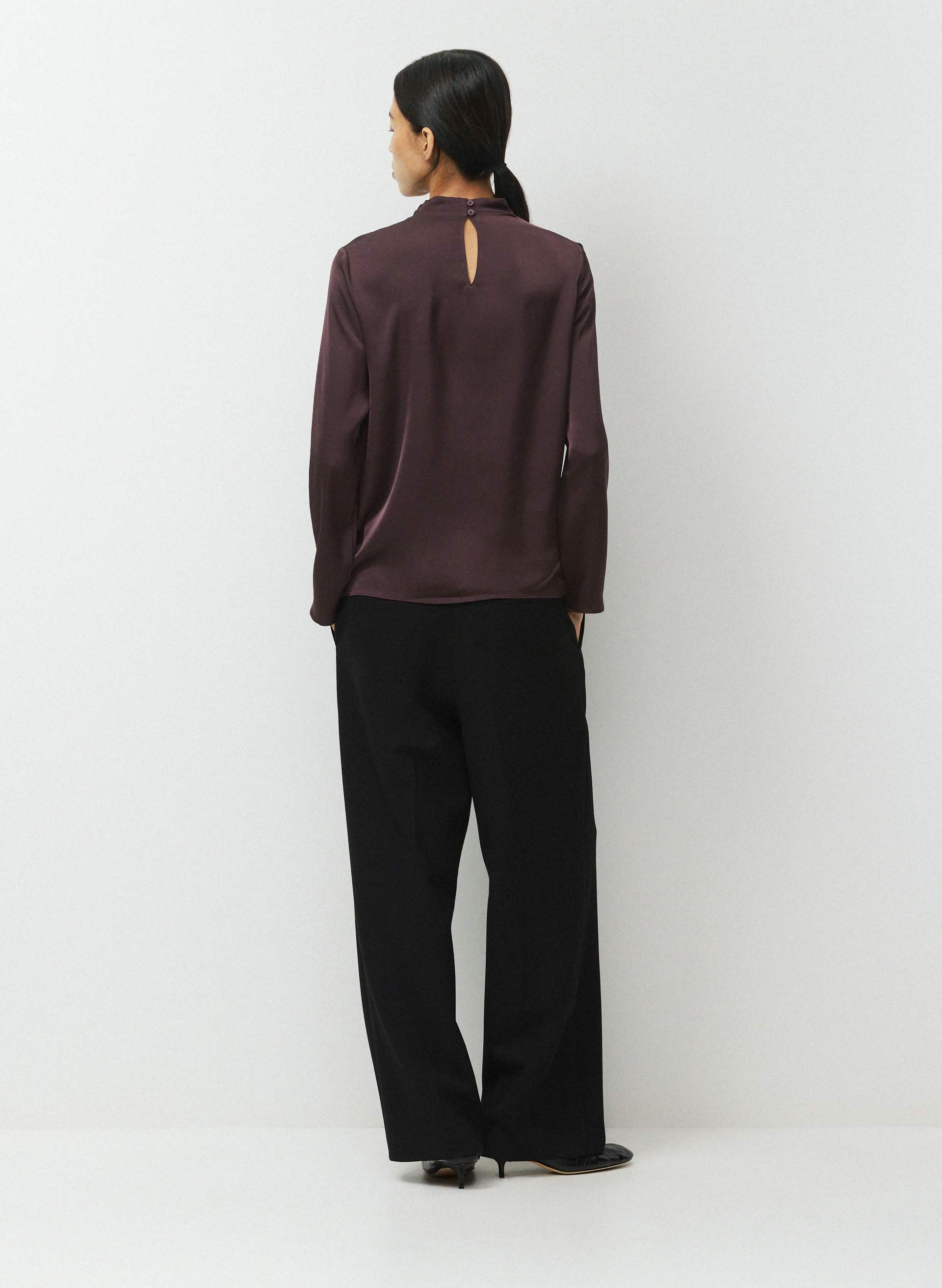 BLOUSE NOMINÉE À MANCHES LONGUES EN SATIN | Aritzia