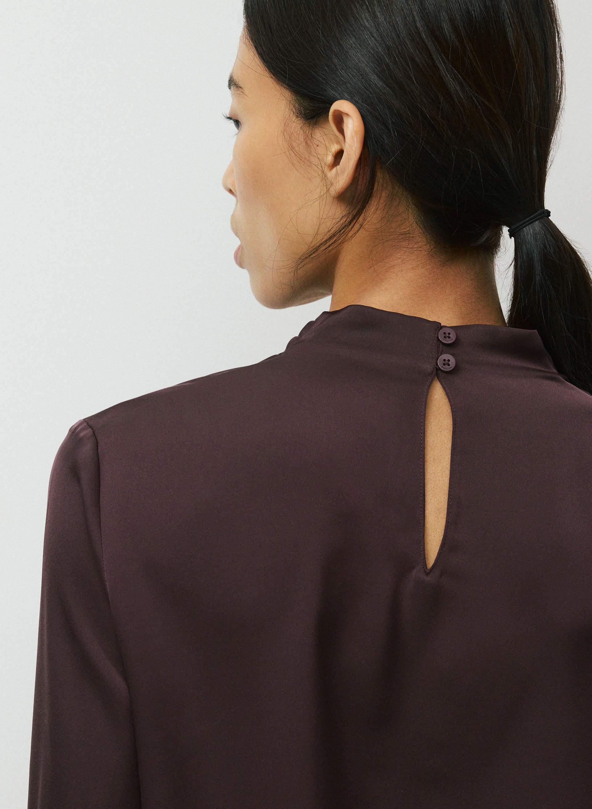BLOUSE NOMINÉE À MANCHES LONGUES EN SATIN | Aritzia