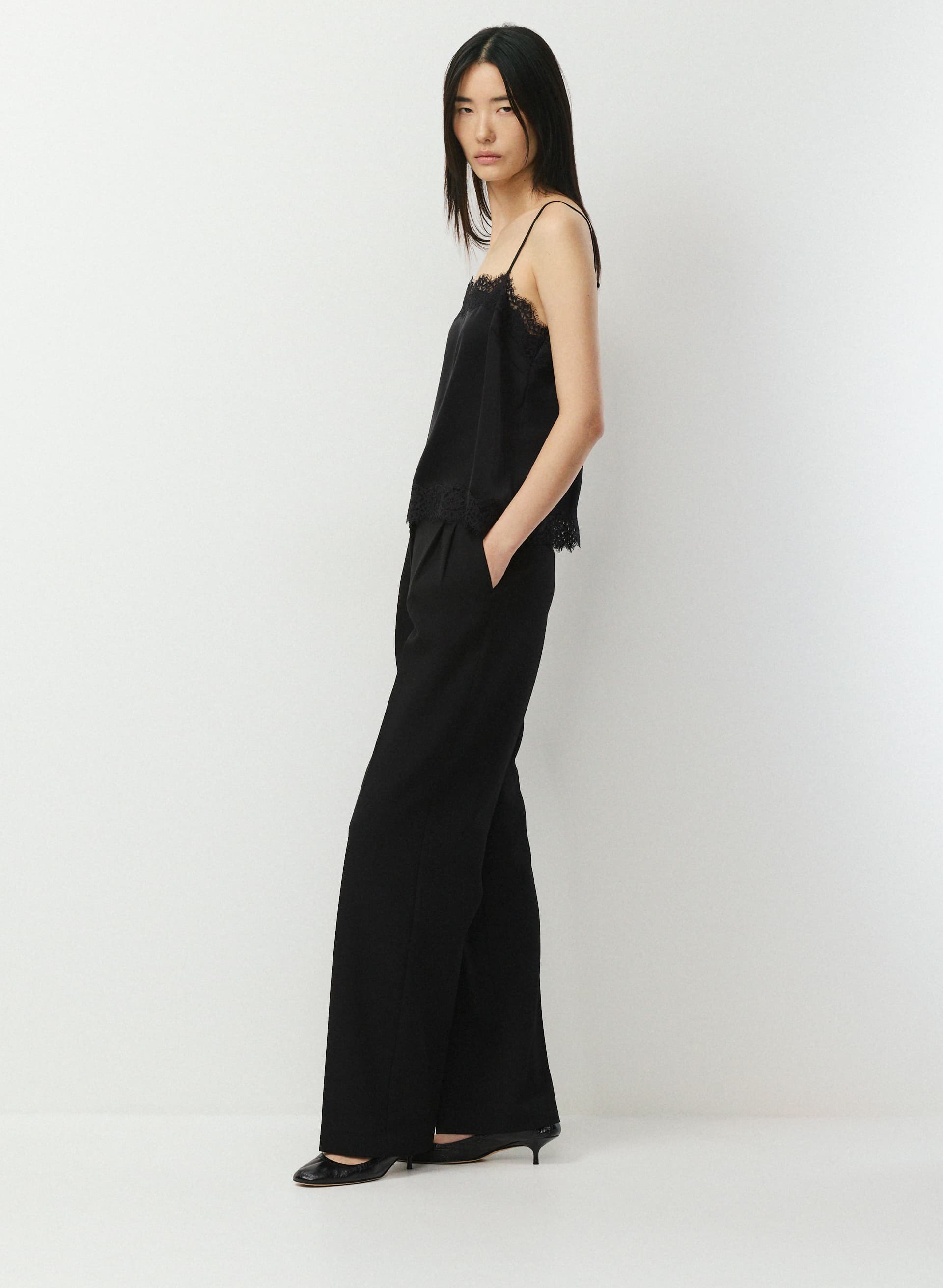CAMISOLE SERIF COUPE TAILLE EN SATIN | Aritzia