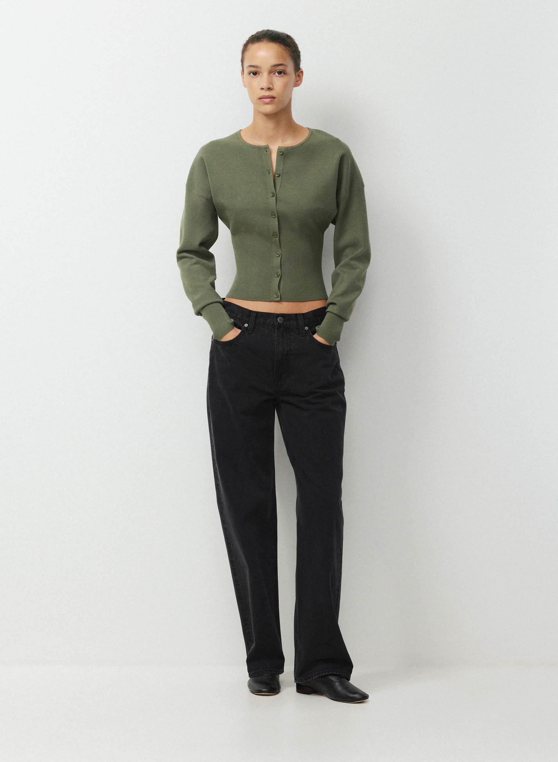 GOLIGHTLY CARDIGAN - WONDER YARN - Knit crewneck cardigan with wide ribbed waistband. 