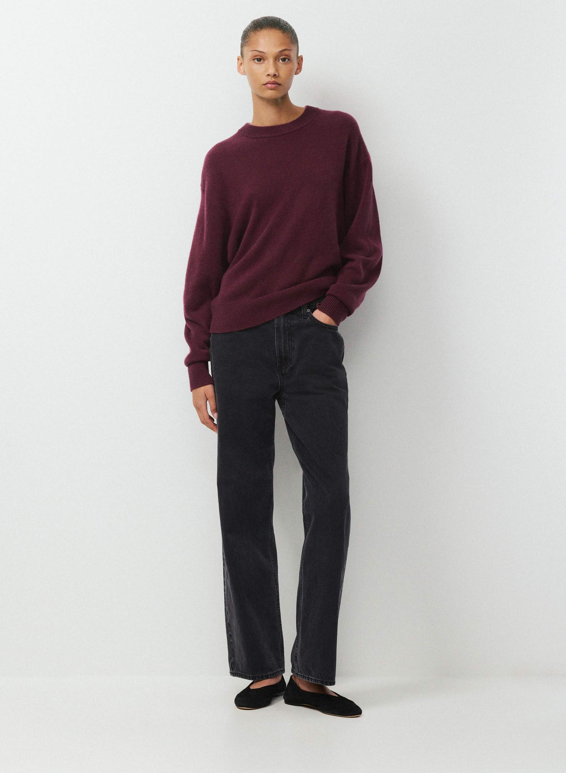 ESSENTIAL CASHMERE RELIC SWEATER - Midweight 100% cashmere crewneck sweater. 
