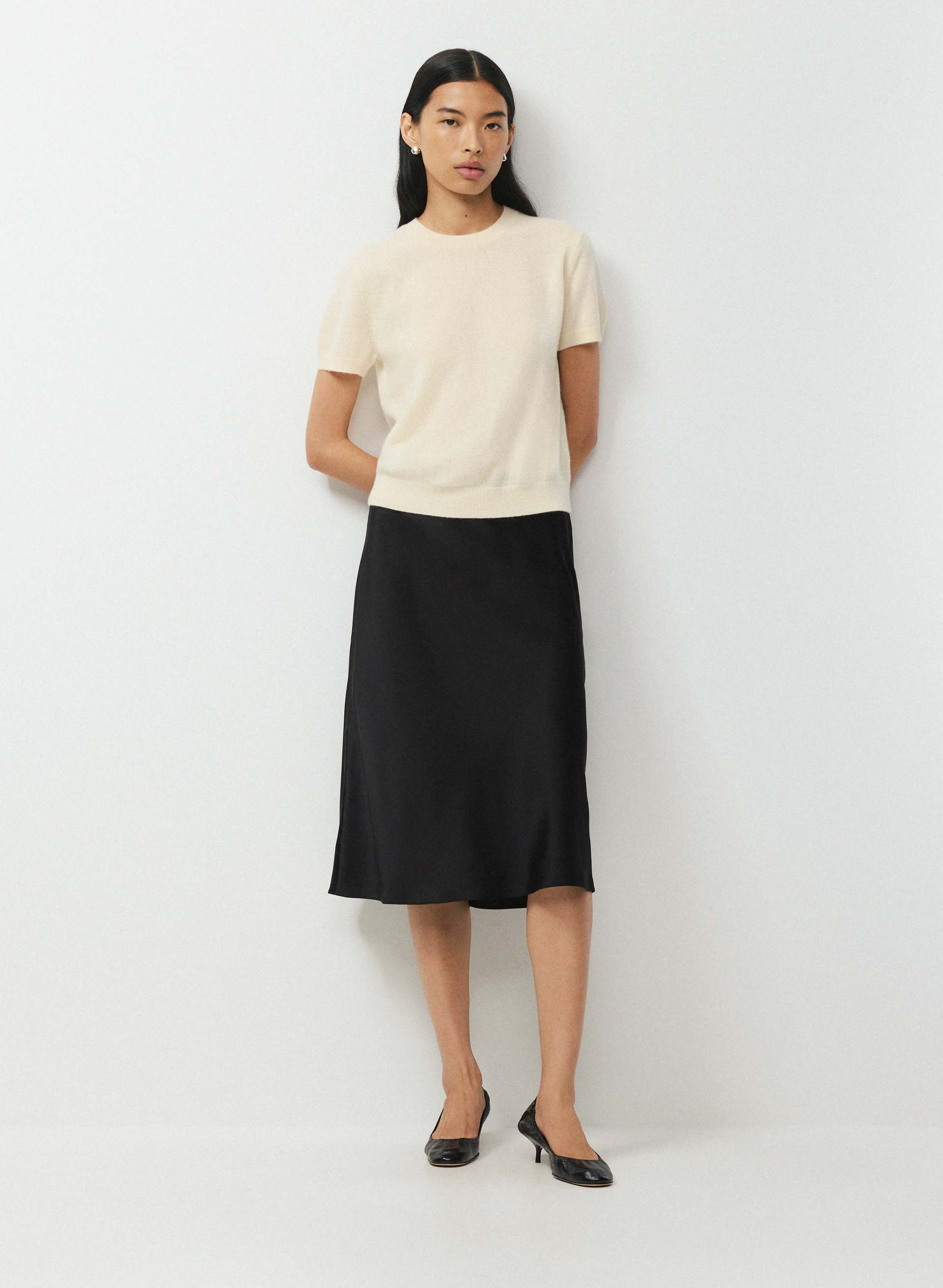 BARE CASHMERE BLOOR SHORTSLEEVE SWEATER - Lightweight 100% cashmere shortsleeve crewneck sweater. 