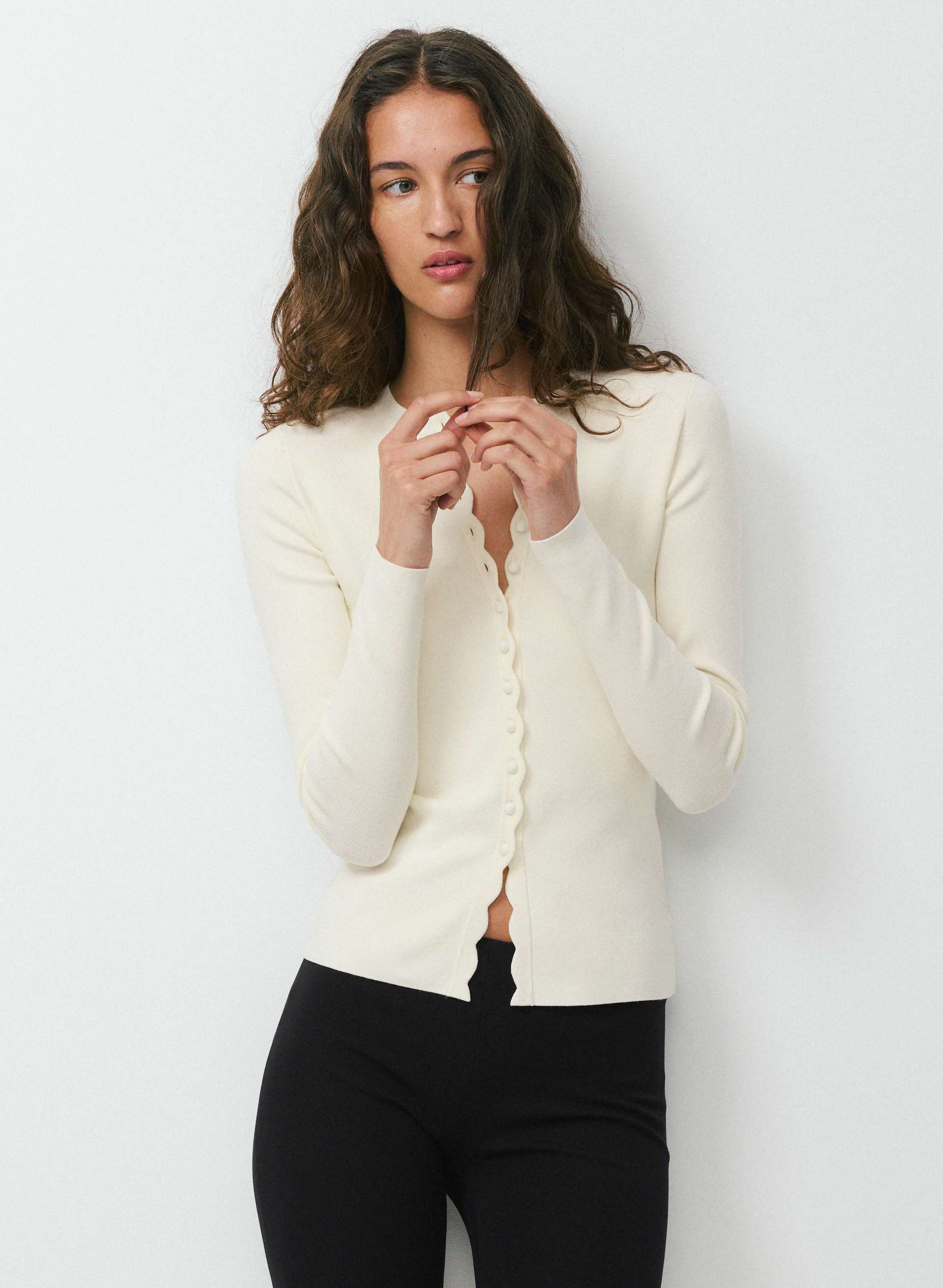 CARDIGAN SHELLY - FIL WONDER - Cardigan ras du cou à bordure festonnée en fil Wonder. 
