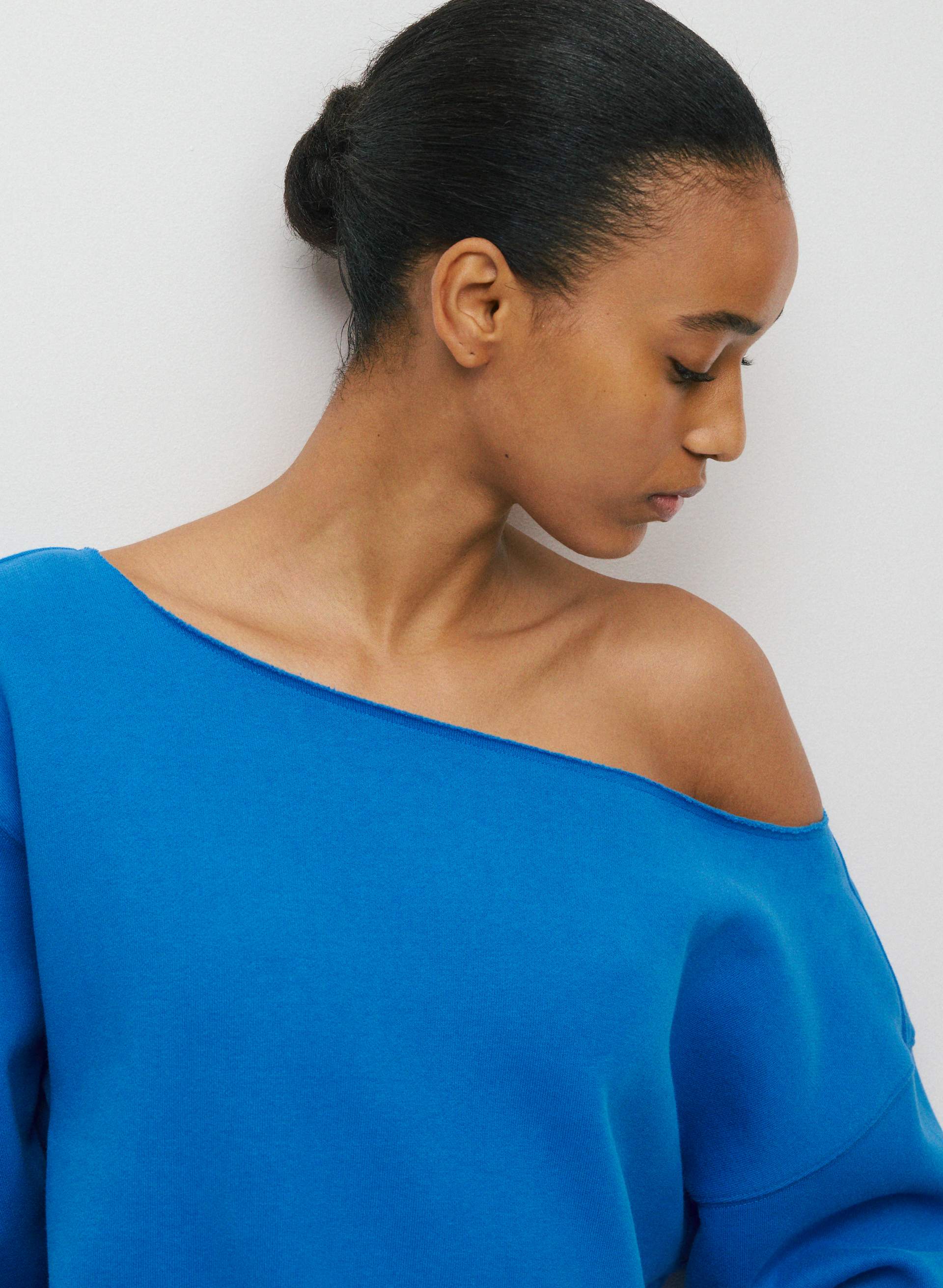 COZY SWEATFLEECE BF OFF-SHOULDER SWEATSHIRT | Aritzia