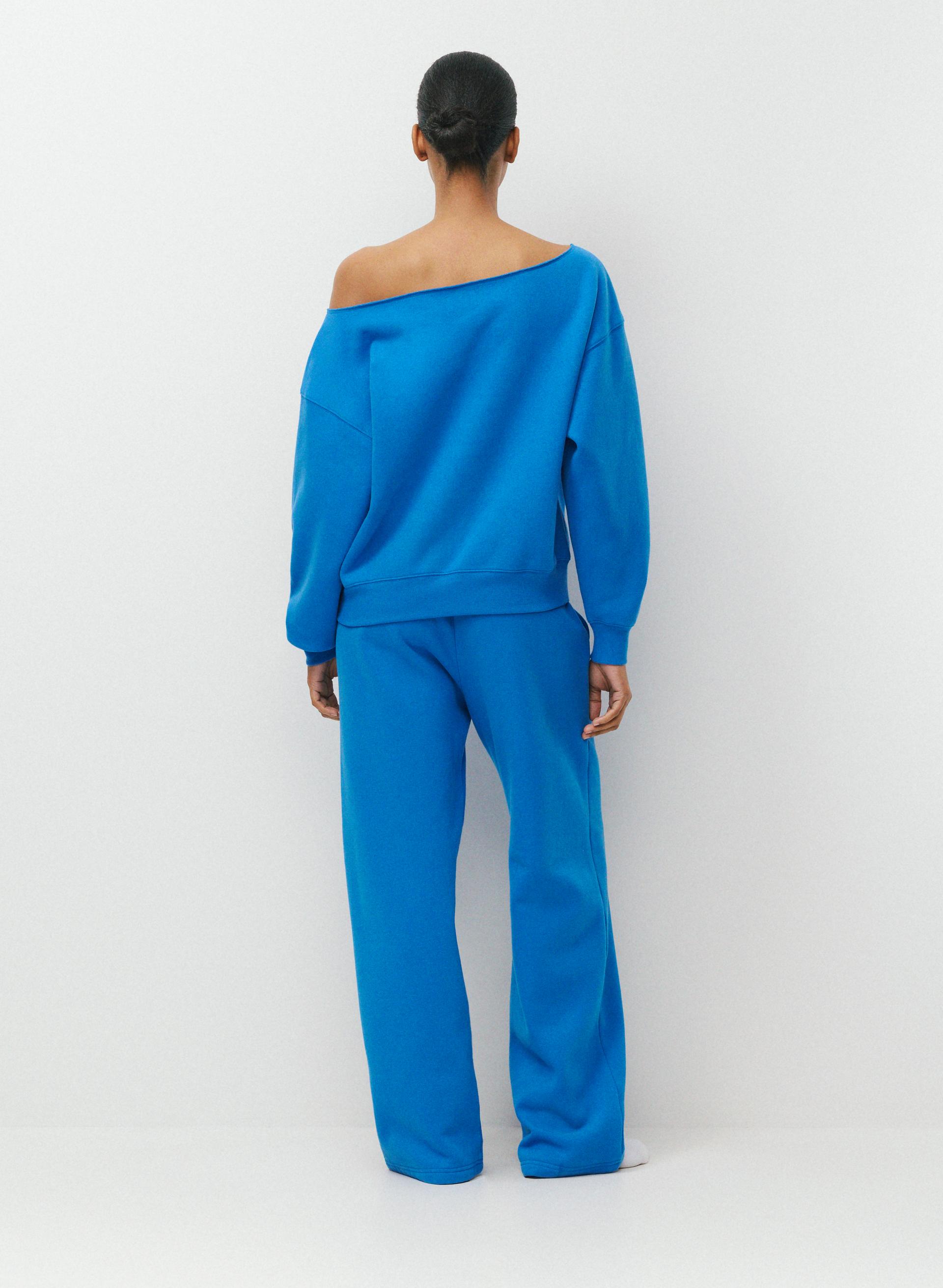 COZY SWEATFLEECE BF OFF-SHOULDER SWEATSHIRT | Aritzia