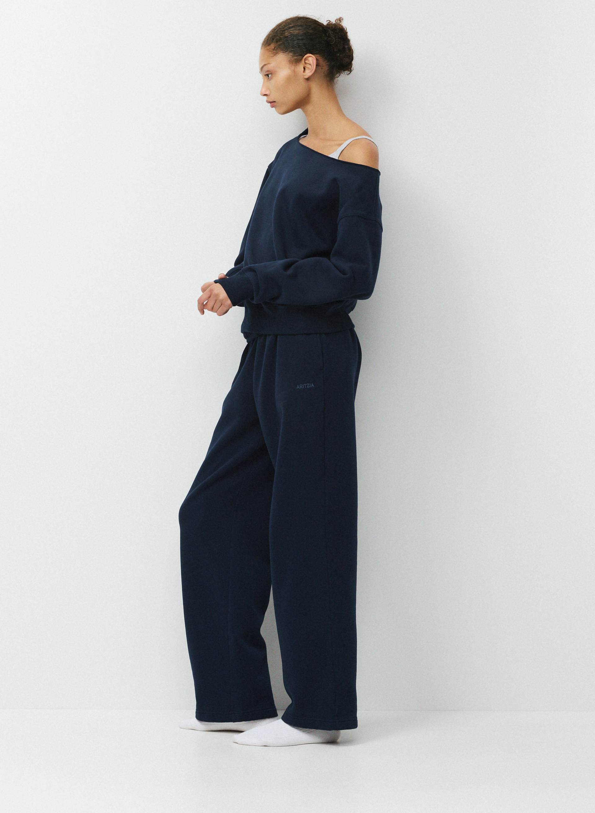 COZY SWEATFLEECE BF OFF-SHOULDER SWEATSHIRT | Aritzia