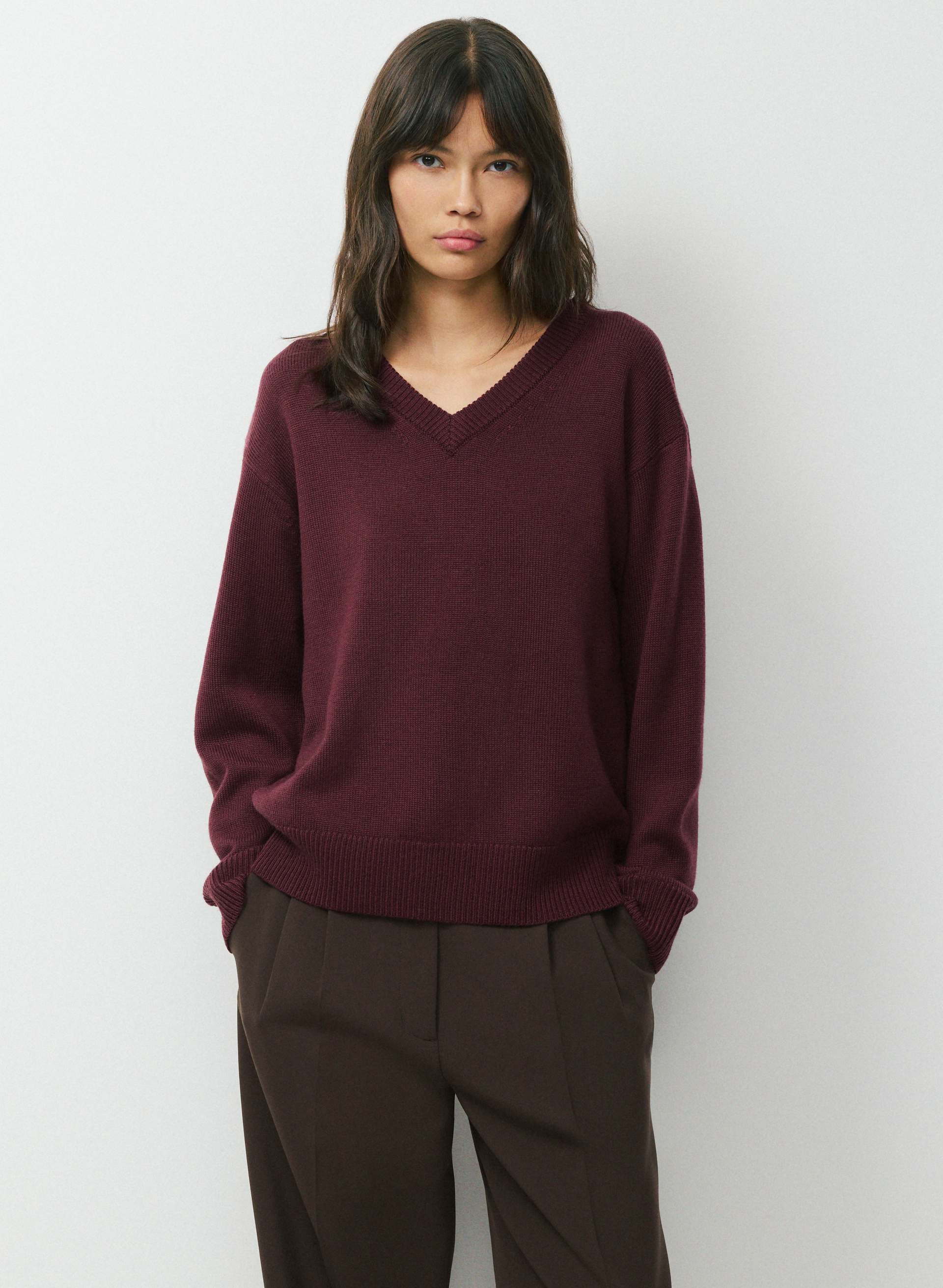 ESSENTIAL MERINO WOOL ANGLE SWEATER - Midweight 100% wool V-neck sweater. 