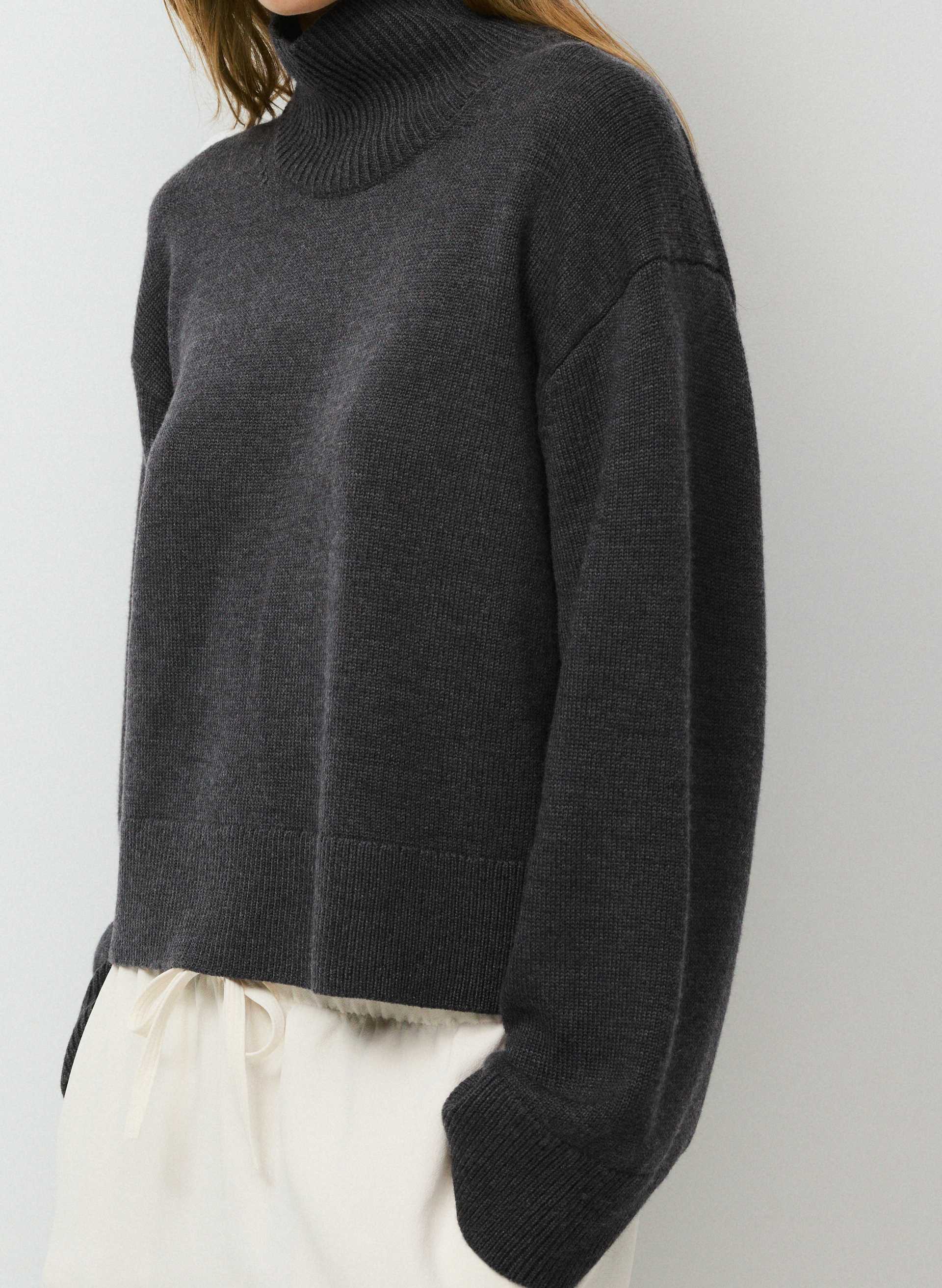 ESSENTIAL MERINO WOOL APTITUDE TURTLENECK | Aritzia