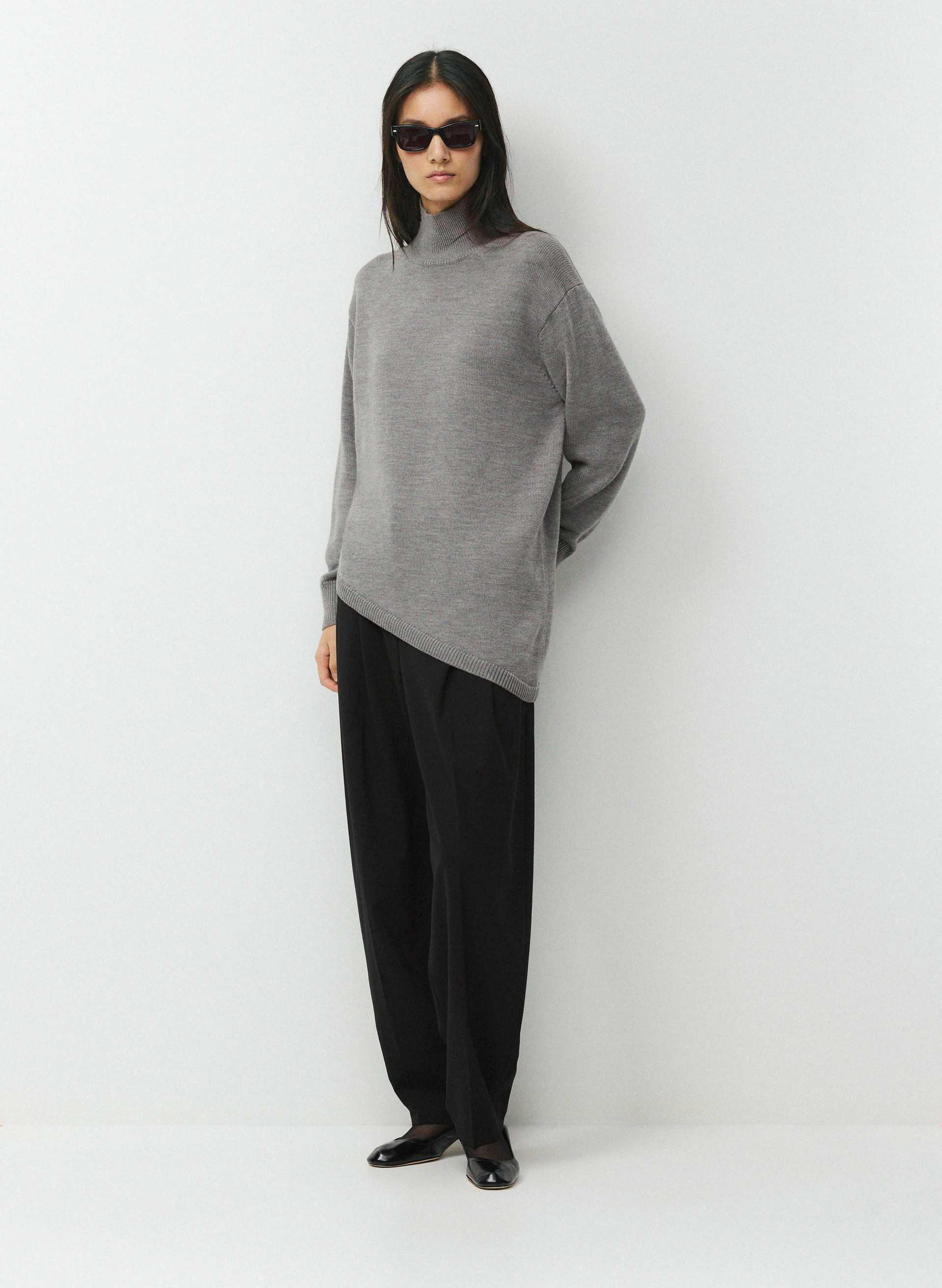 COL ROULÉ HEARST EN LAINE MÉRINOS - Extra-fine merino wool turtleneck with asymmetric hem. 