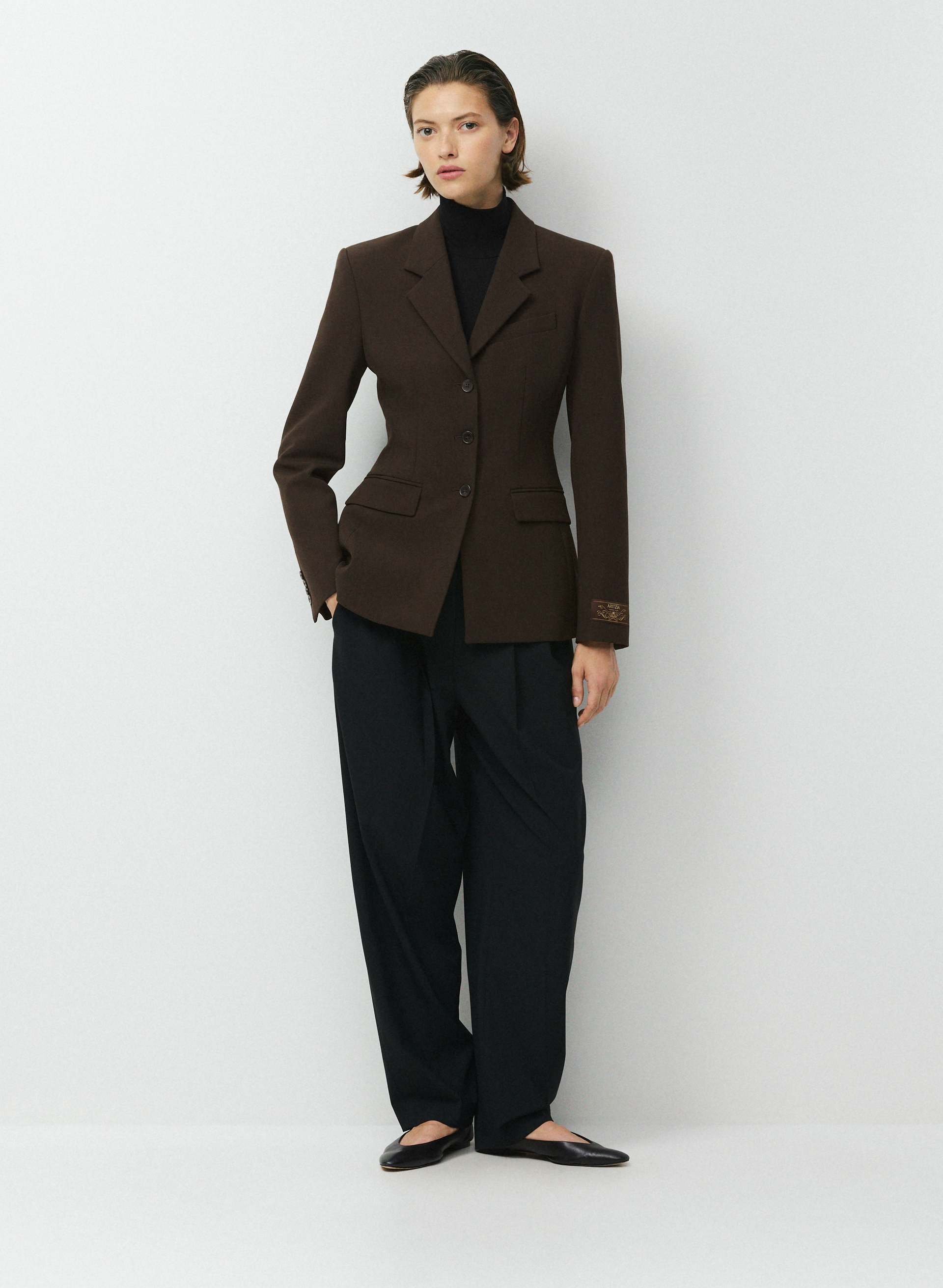 STANDOUT BLAZER - EVERSENTIAL™ - Softly structured single-breasted hourglass blazer. 