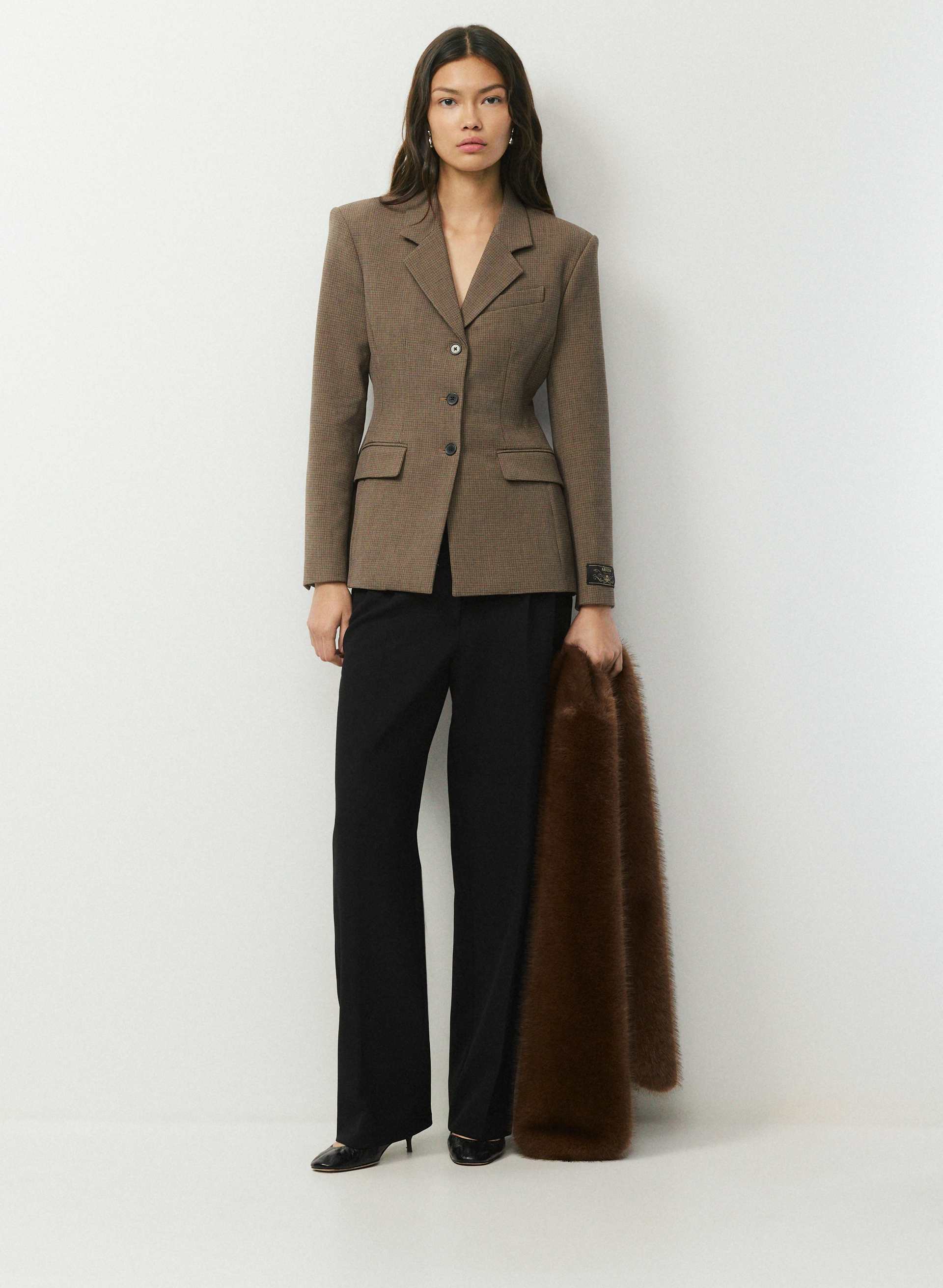 STANDOUT BLAZER - EVERSENTIAL™ - Softly structured single-breasted hourglass blazer. 