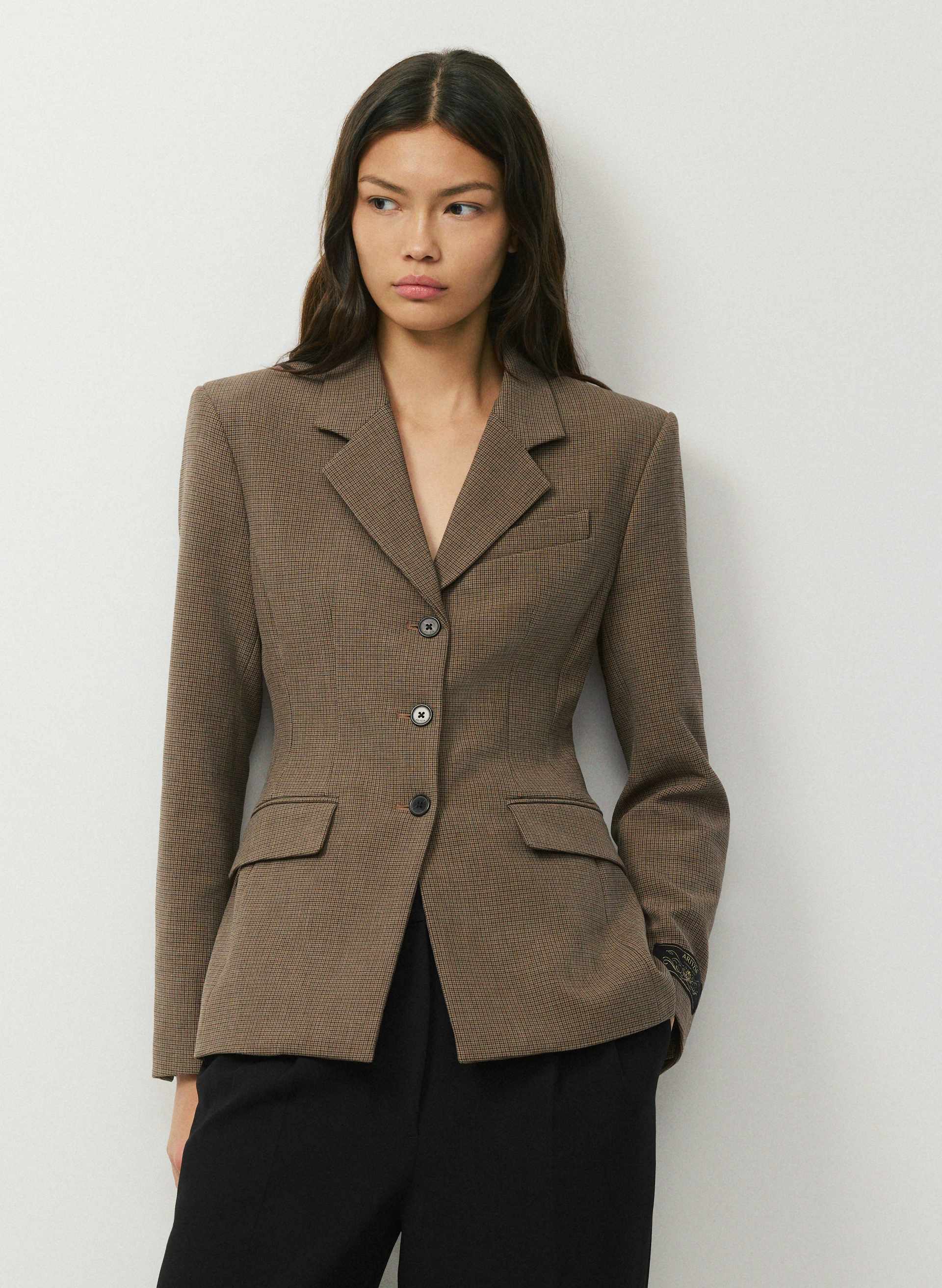 STANDOUT BLAZER - EVERSENTIAL™ - Softly structured single-breasted hourglass blazer. 