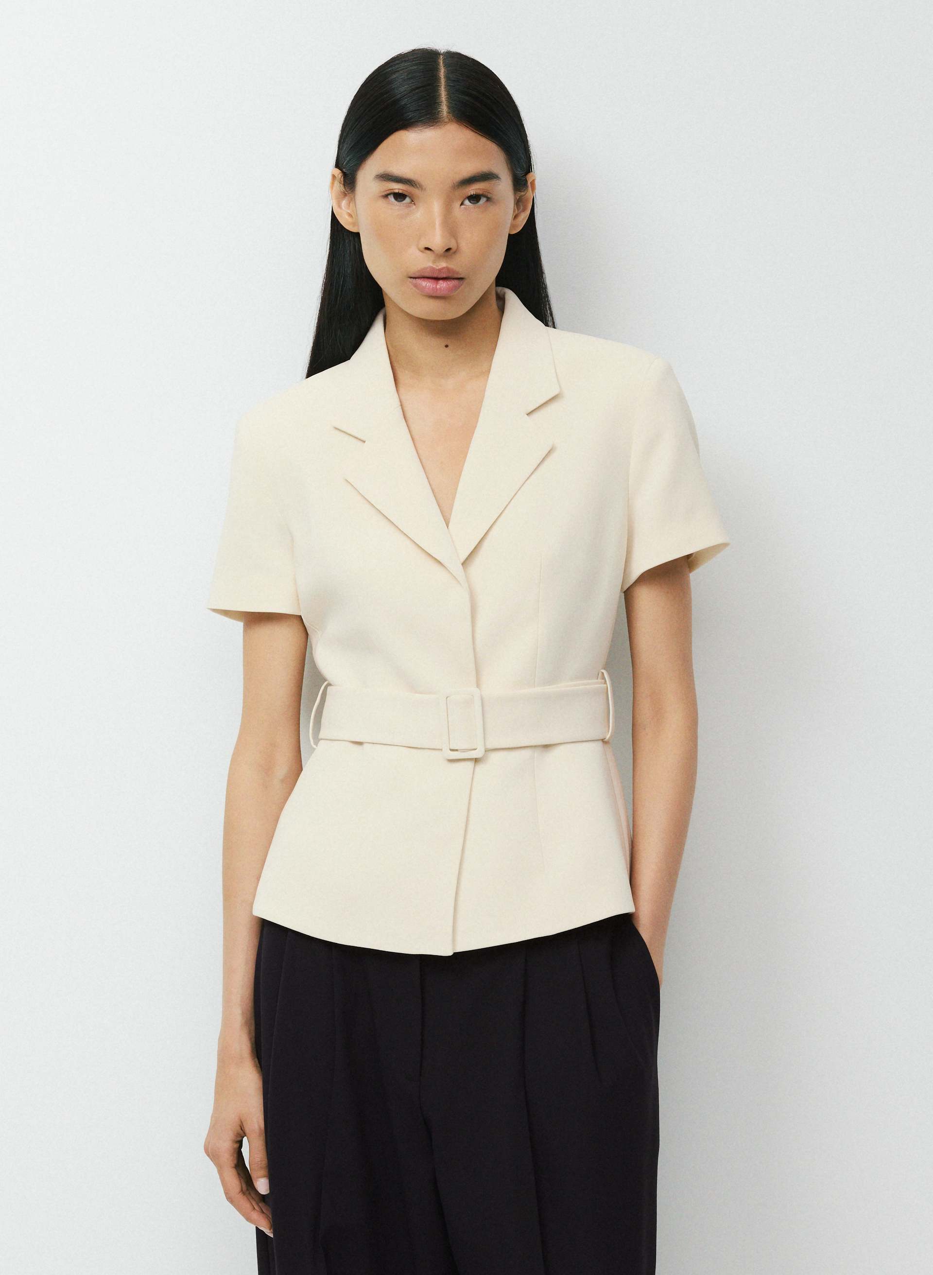 BLAZER BRYNN À MANCHES COURTES - PRECISION SWAY™ - Veste portefeuille à manches courtes et à ceinture en crêpe japonais. 