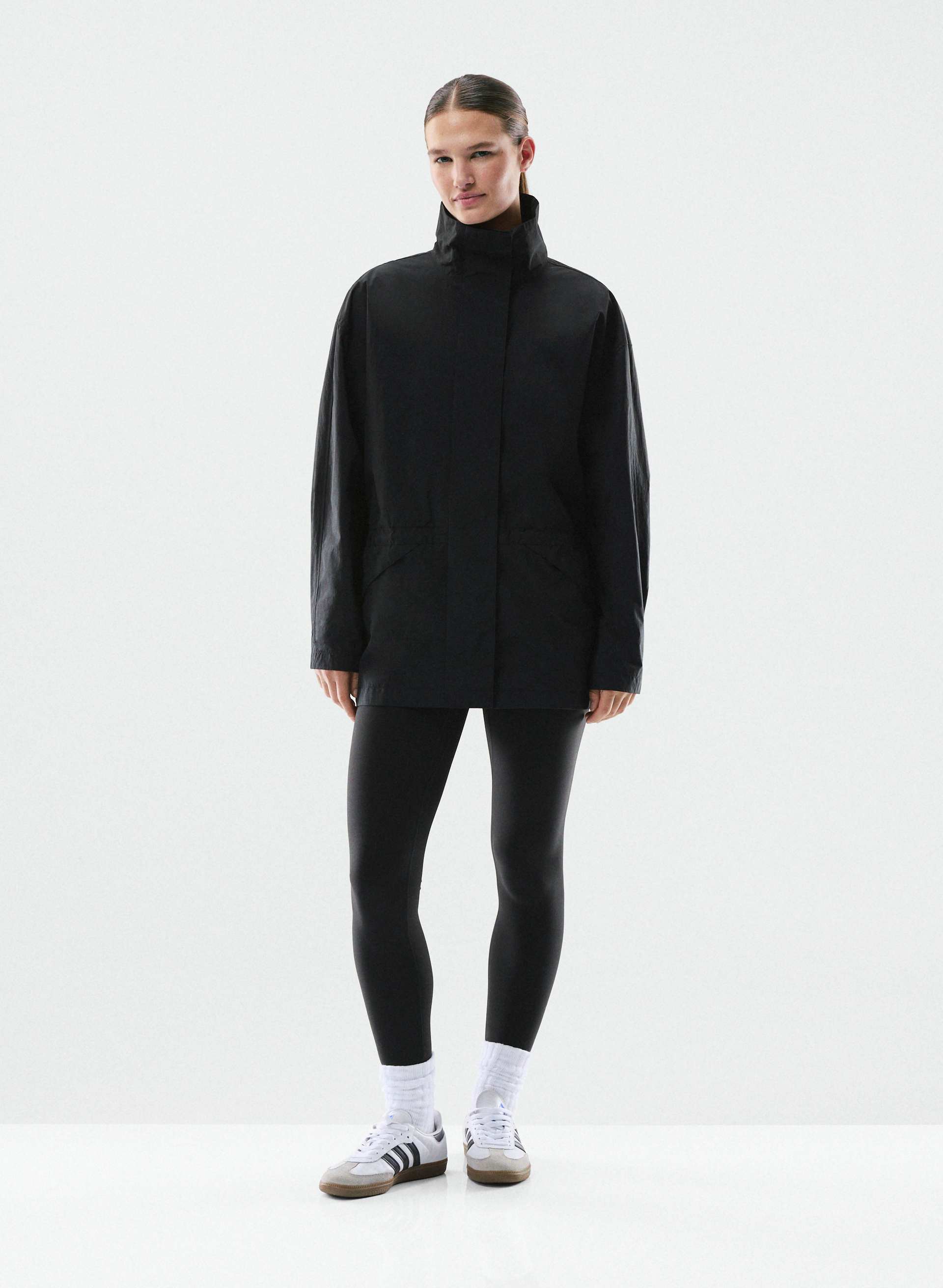 SYNCHRONIZE JACKET - Water-repellent funnel-neck jacket with cinchable waist. 