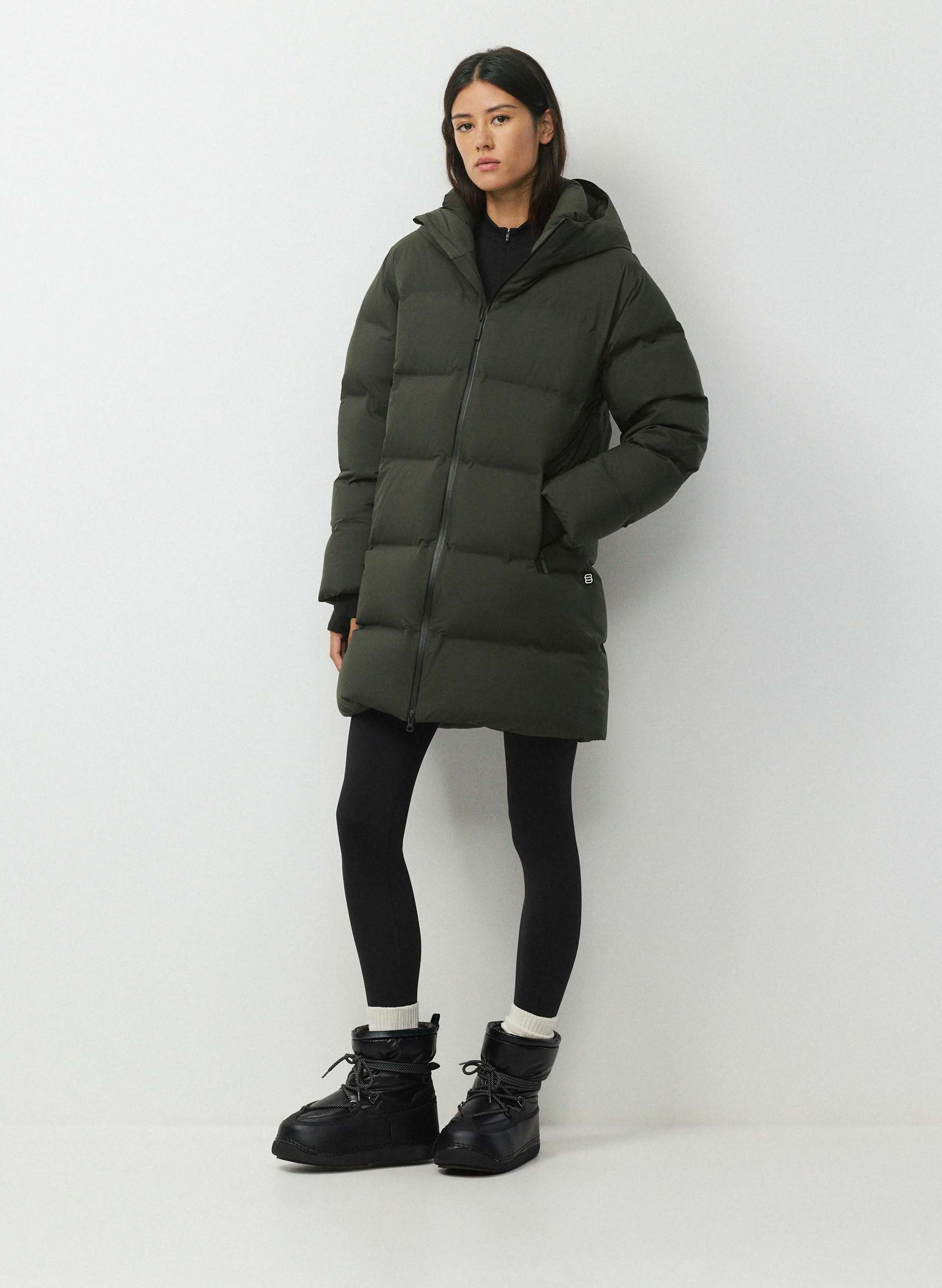 MANTEAU THE SUPER PUFF₂O™ MI-LONG - RAINSTOP™ - Manteau bouffant mi-long en tissu japonais indéchirable et imperméable, garni de duvet haut de gamme au facteur de gonflement de 800 et plus. 