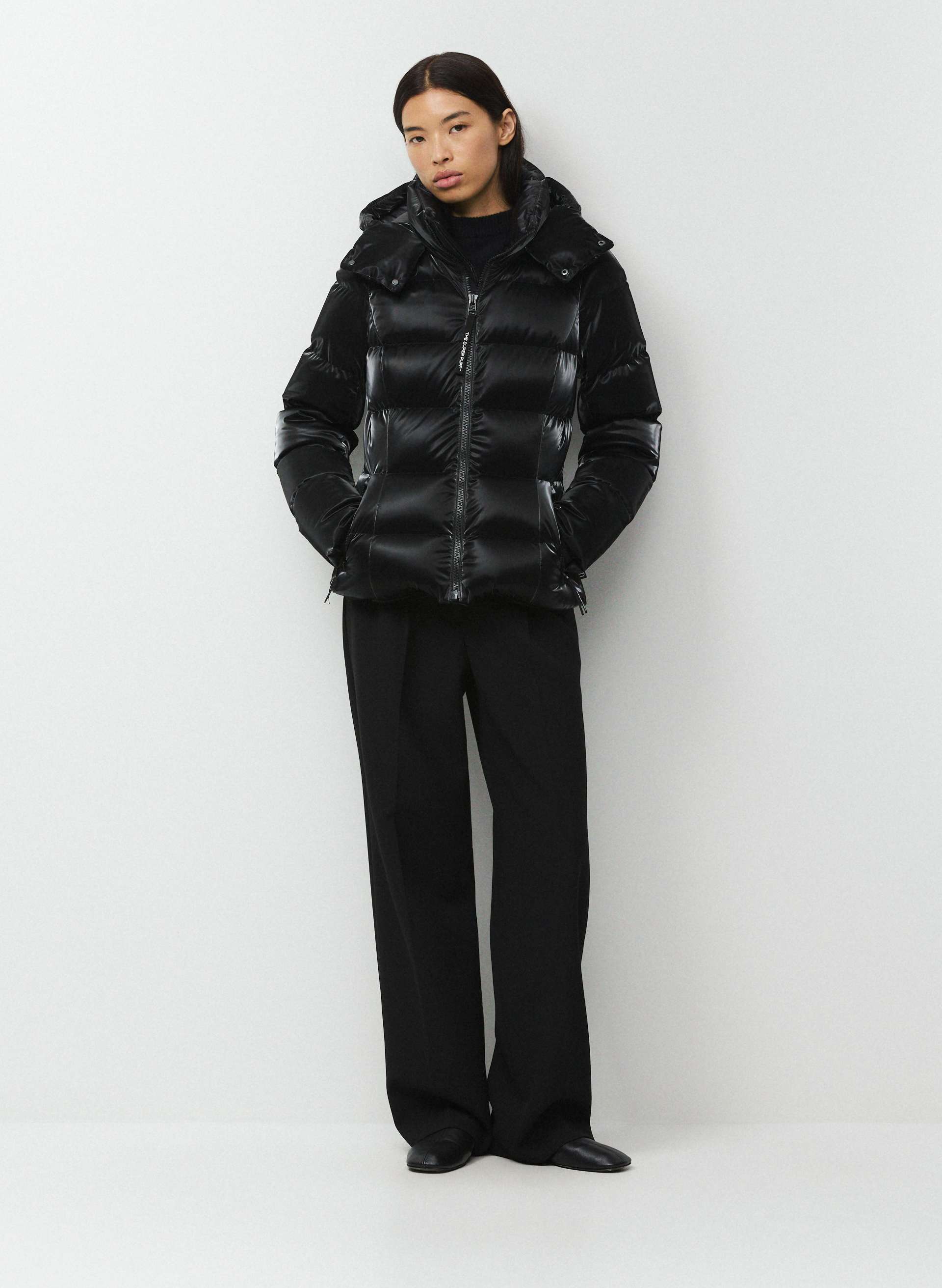 MANTEAU THE SUPERSNUG PUFF™ - TISSU LIQUID SHINE - Manteau bouffant étroit en tissu Liquid Shine résistant à l'eau, garni de duvet haut de gamme au facteur de gonflement de 800 et plus. 