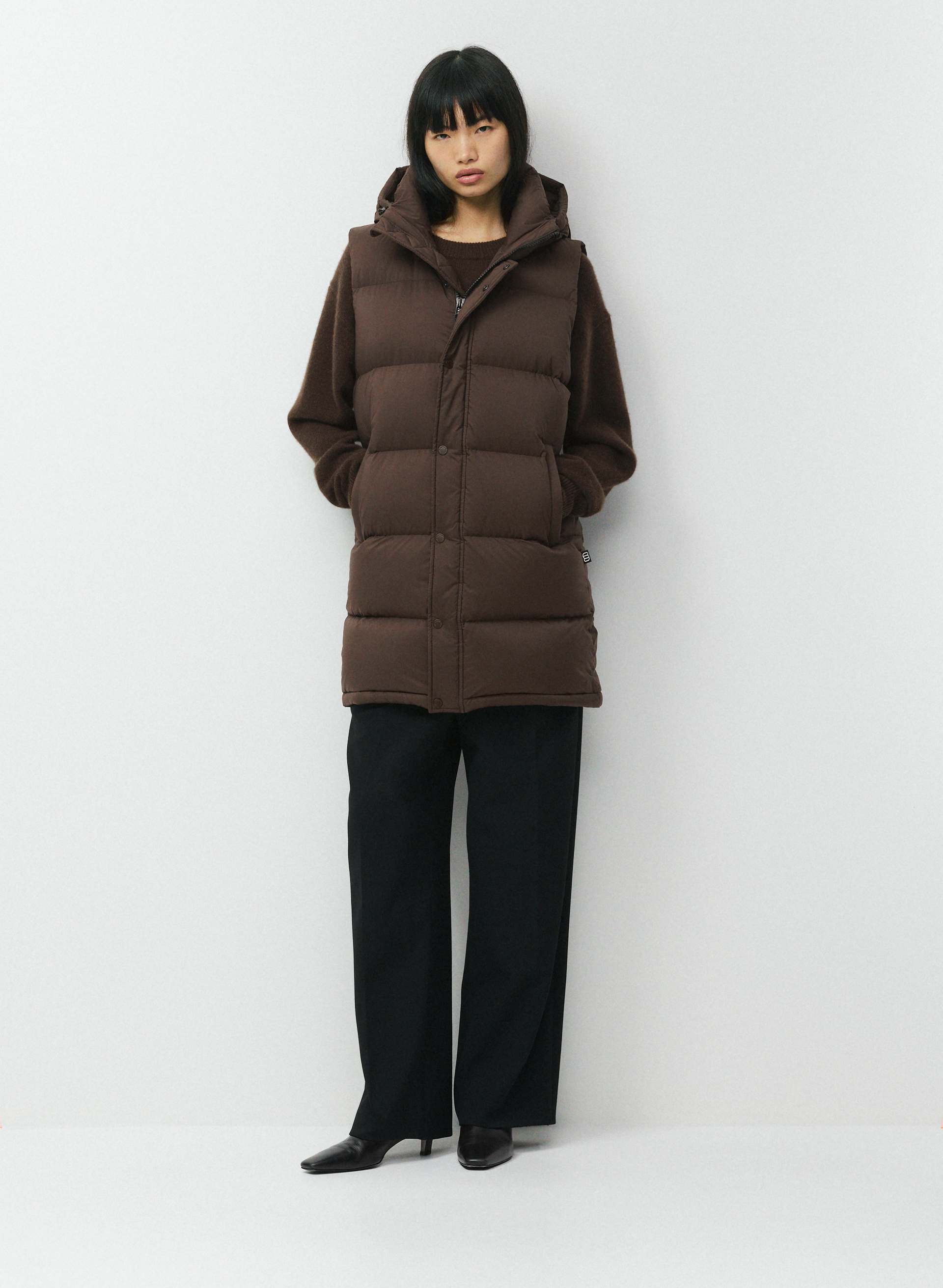 THE SUPER PUFF™ GILET MI-LONG - CLIMATTE™ - Gilet bouffant mi-long en tissu japonais cliMATTE™ indéchirable, garni de duvet haut de gamme au facteur de gonflement de 800 et plus. 