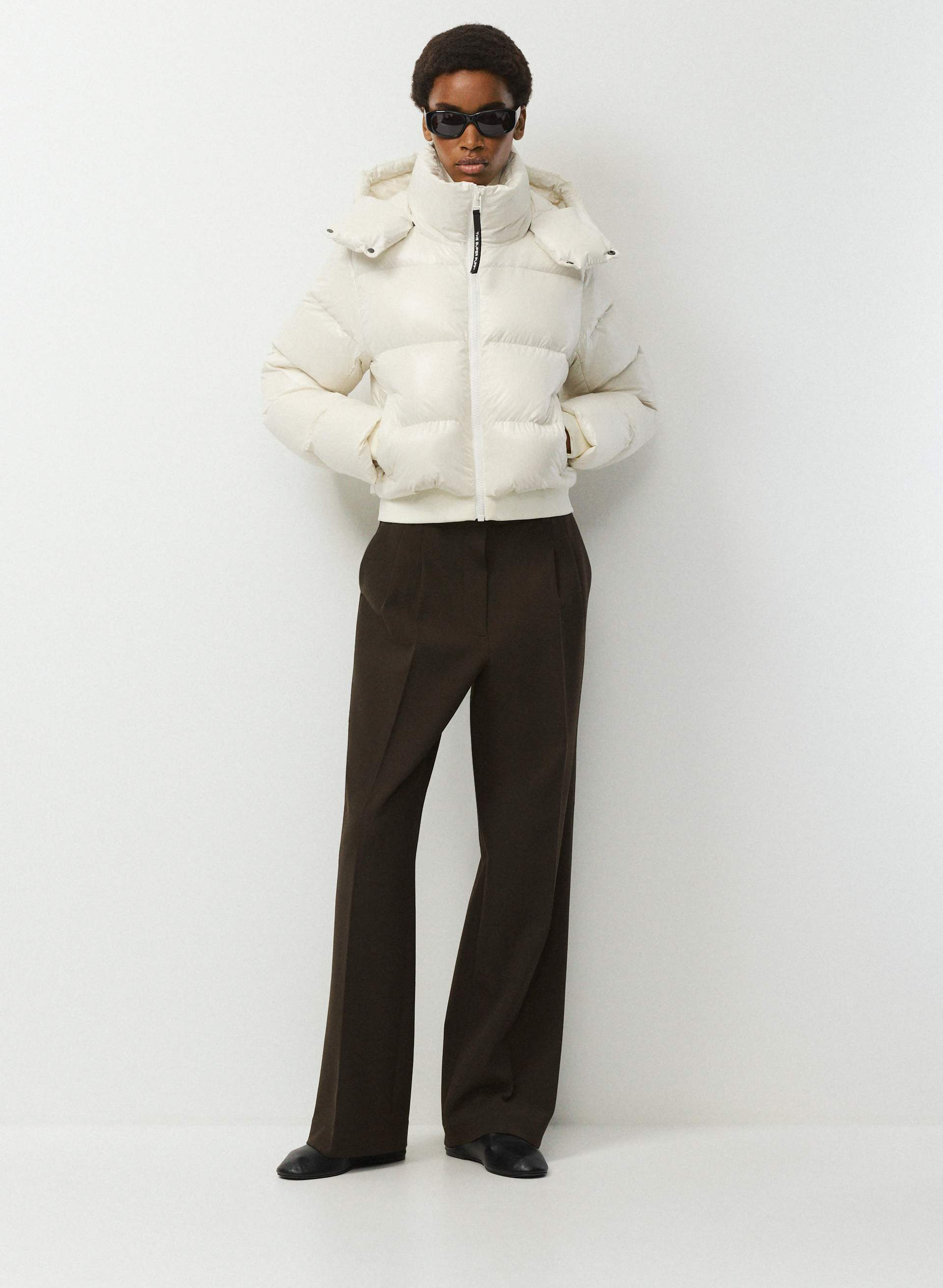 THE SUPER RESORT PUFF™ - TAFFETAS HI-GLOSS - Manteau bouffant à ceinture montée côtelée en taffetas français Hi-Gloss, garni de duvet haut de gamme au facteur de gonflement de 800 et plus. 